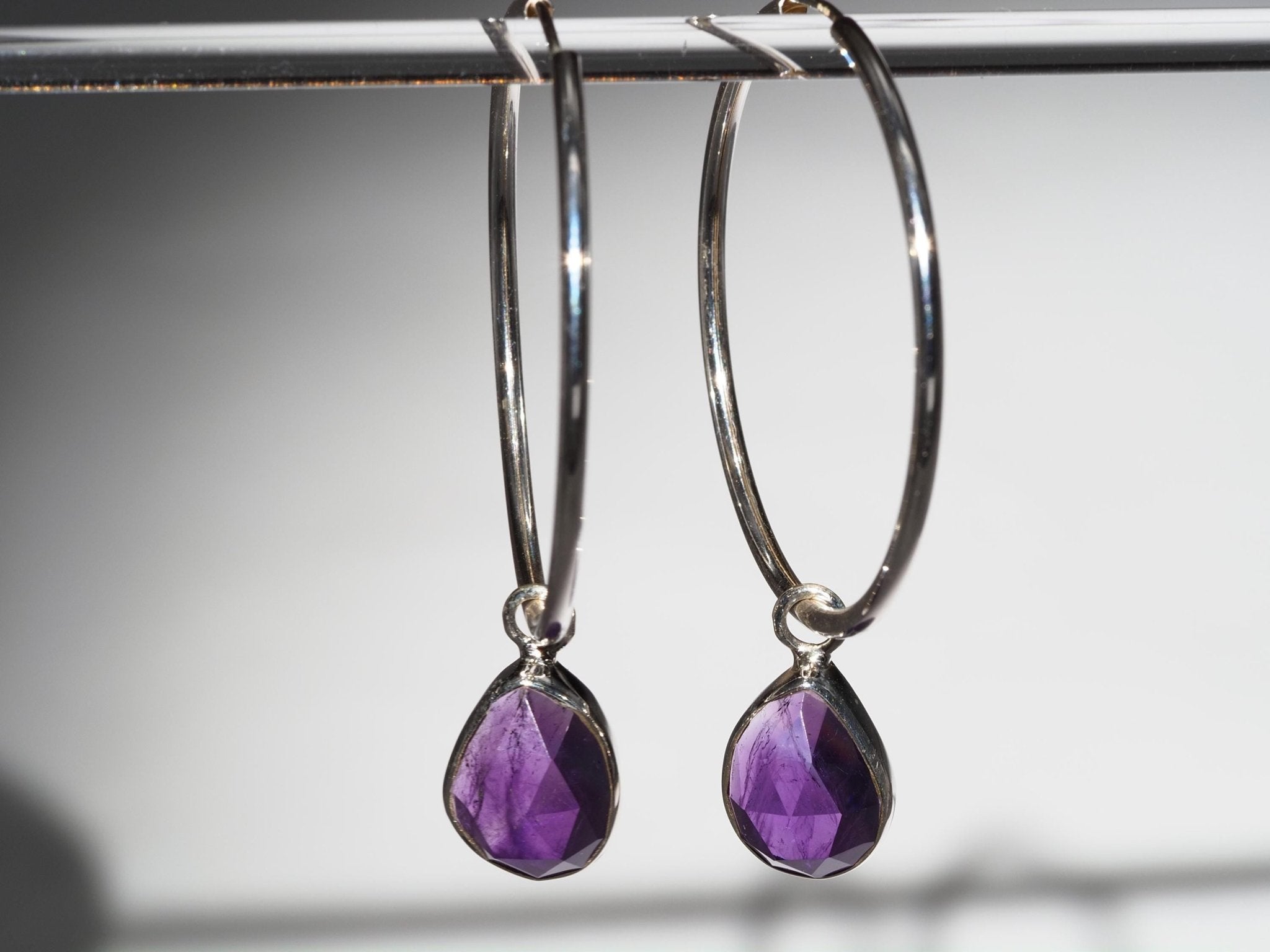 Amethyst Silber Creolen – elegante Ohrringe mit violetten Edelsteinen