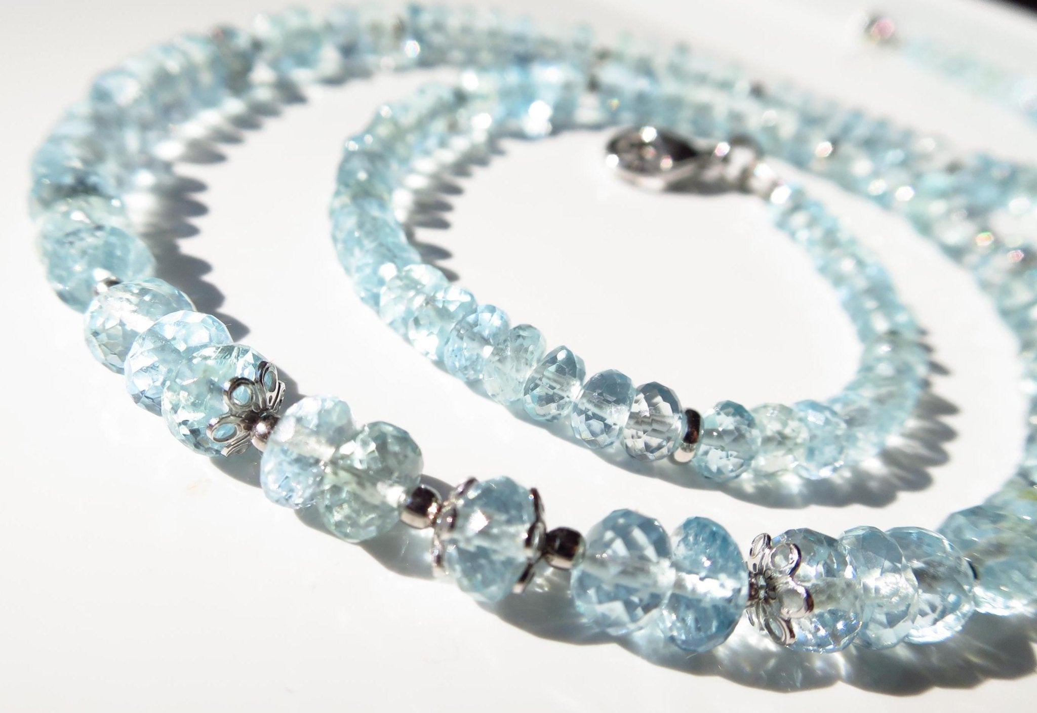 Aquamarin Kette facettiert hellblaues Edelstein Collier