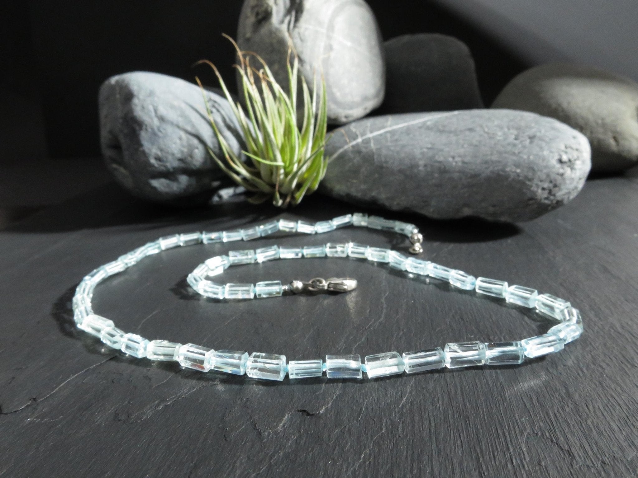 Aquamarin Kette mit Natur Spitzen poliert blauer Edelstein