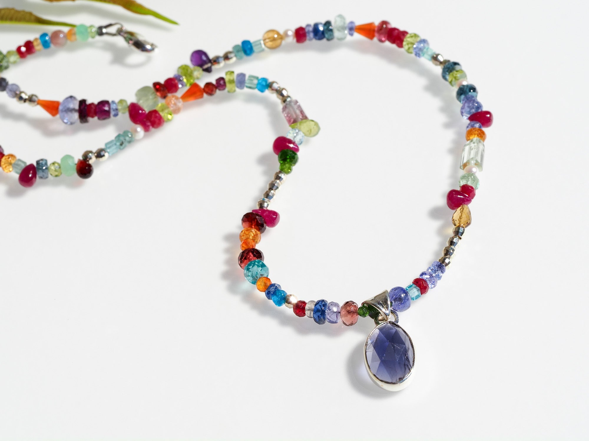 Bunte echte Edelstein Kette mit Iolith Anhänger