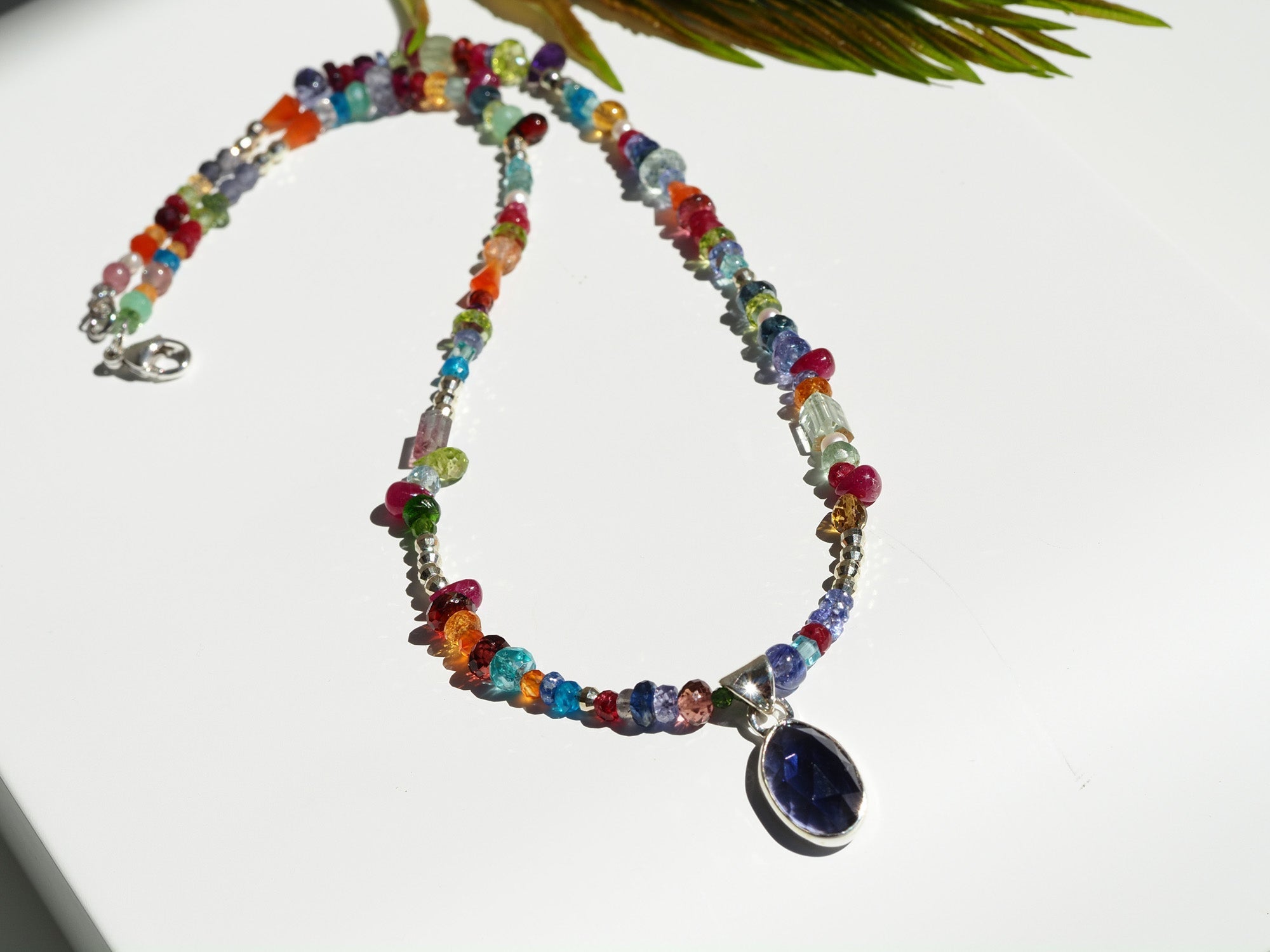 Bunte echte Edelstein Kette mit Iolith Anhänger