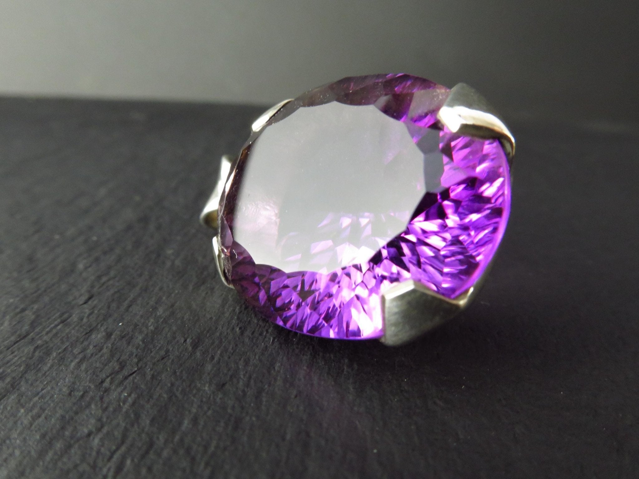 Facettierter Amethyst Anhänger mit konkavem Schliff gefasst in Sterling Silber