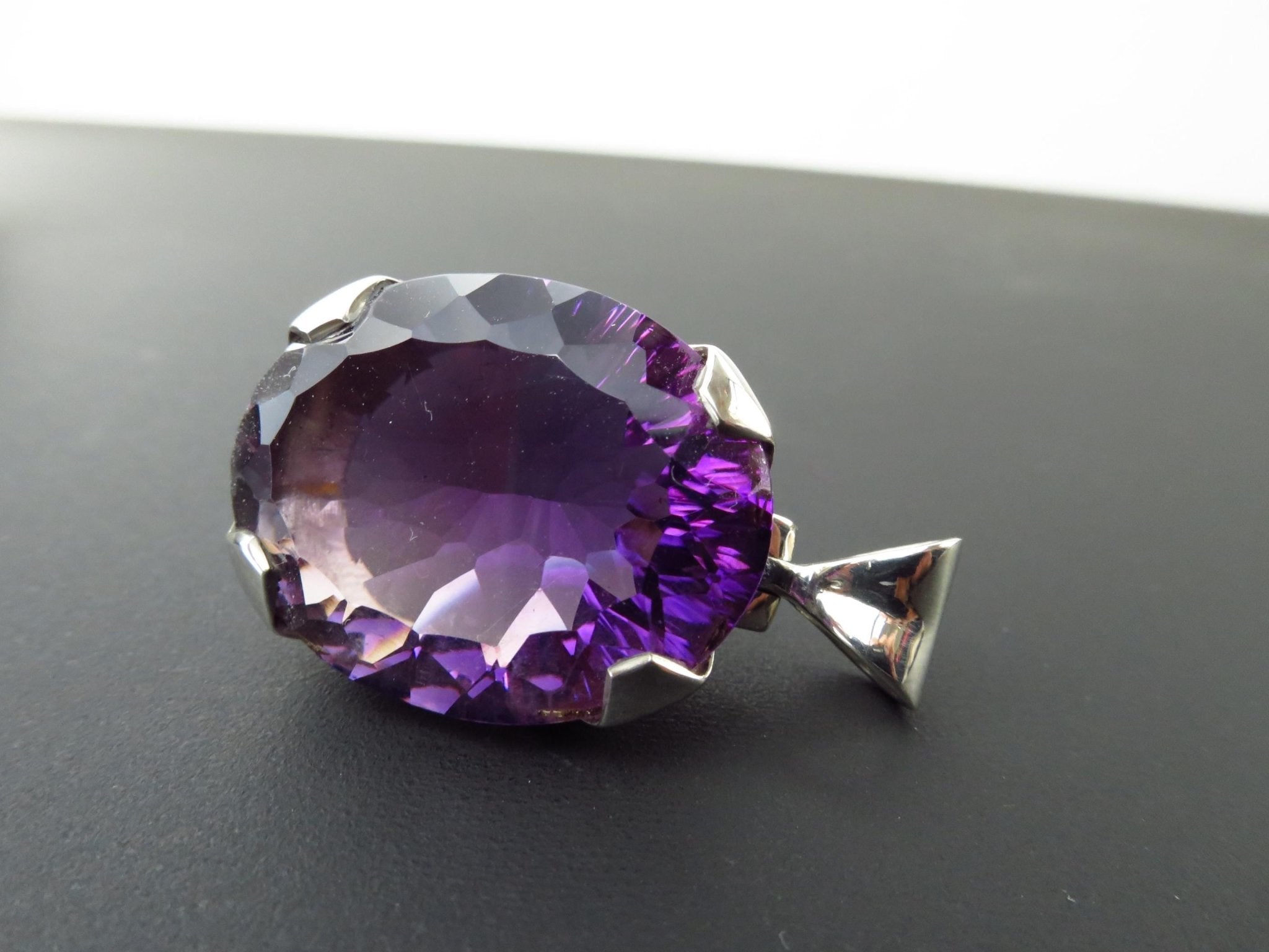 Facettierter Amethyst Anhänger mit konkavem Schliff gefasst in Sterling Silber