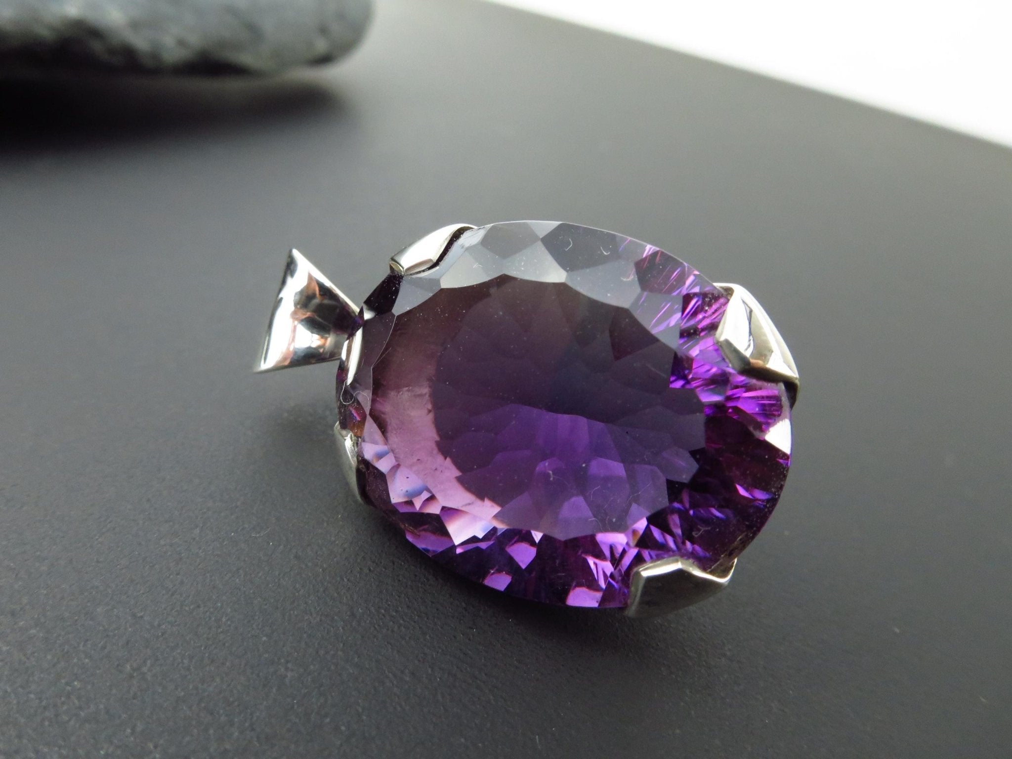 Facettierter Amethyst Anhänger mit konkavem Schliff gefasst in Sterling Silber