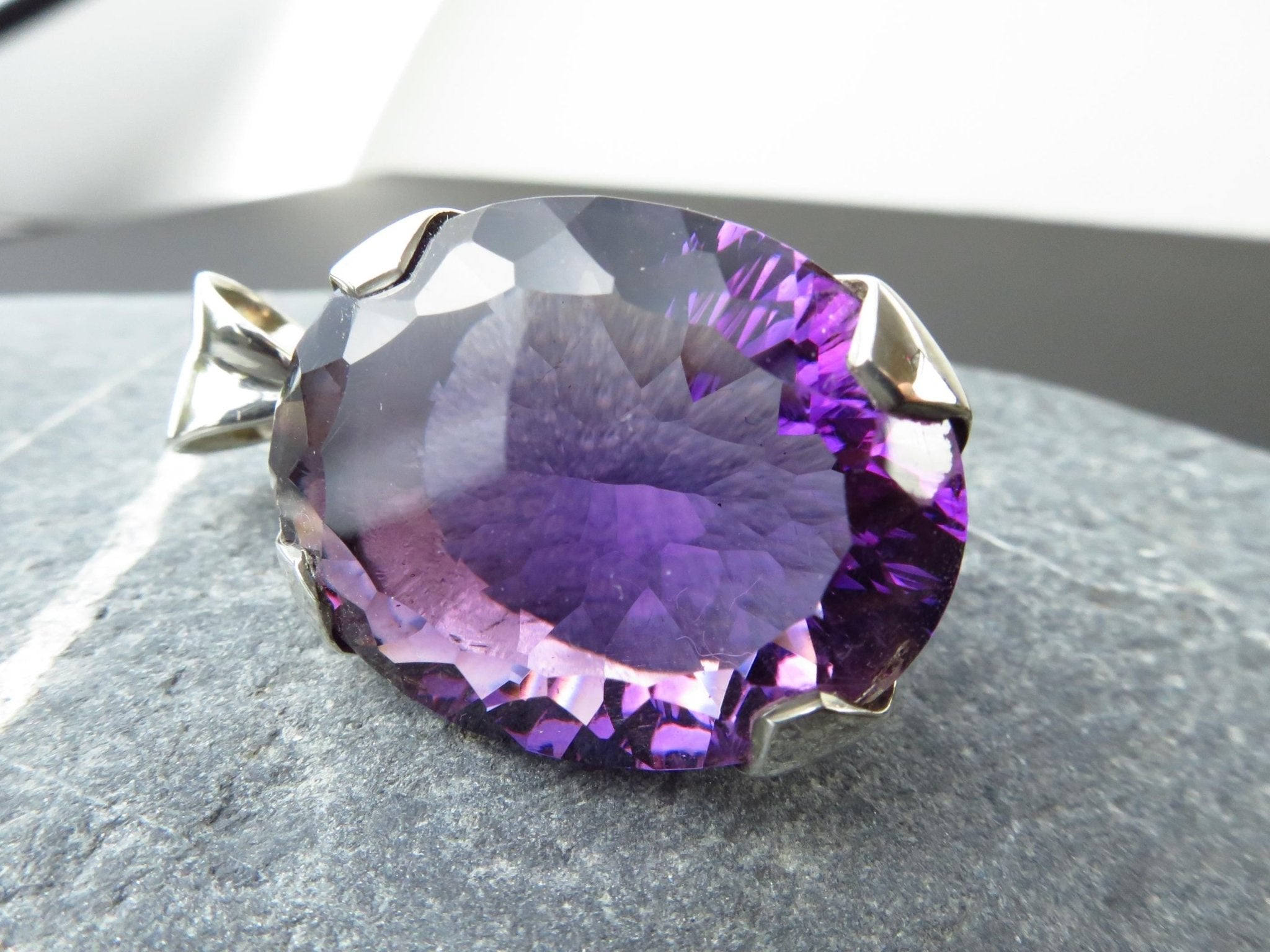 Facettierter Amethyst Anhänger mit konkavem Schliff gefasst in Sterling Silber