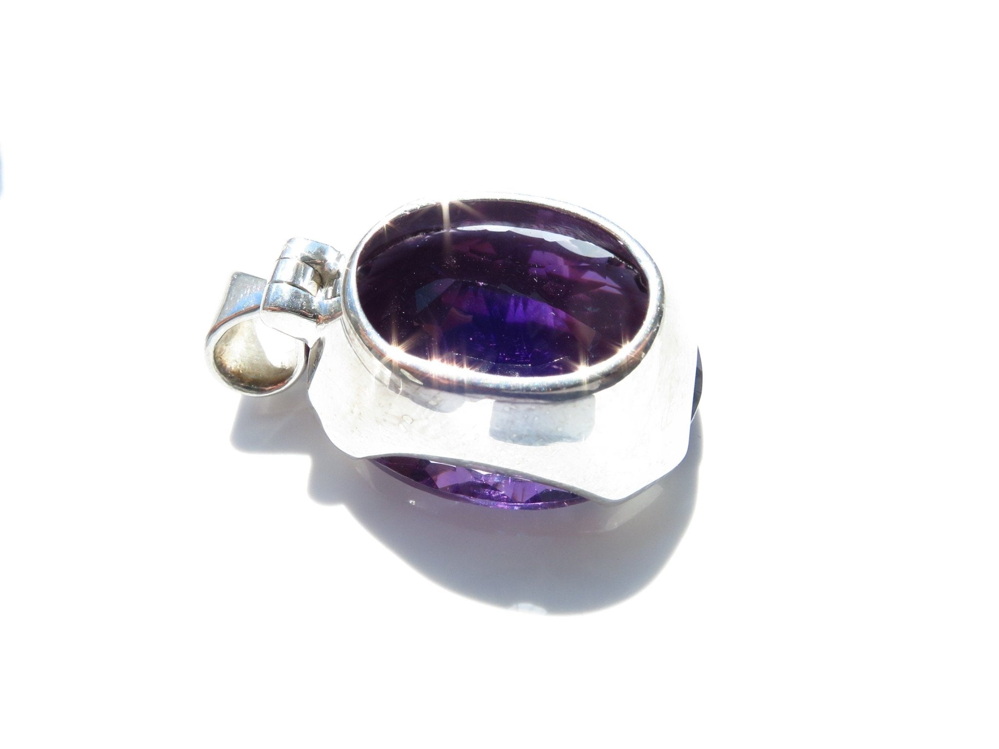 Facettierter Amethyst Anhänger mit konkavem Schliff gefasst in Sterling Silber