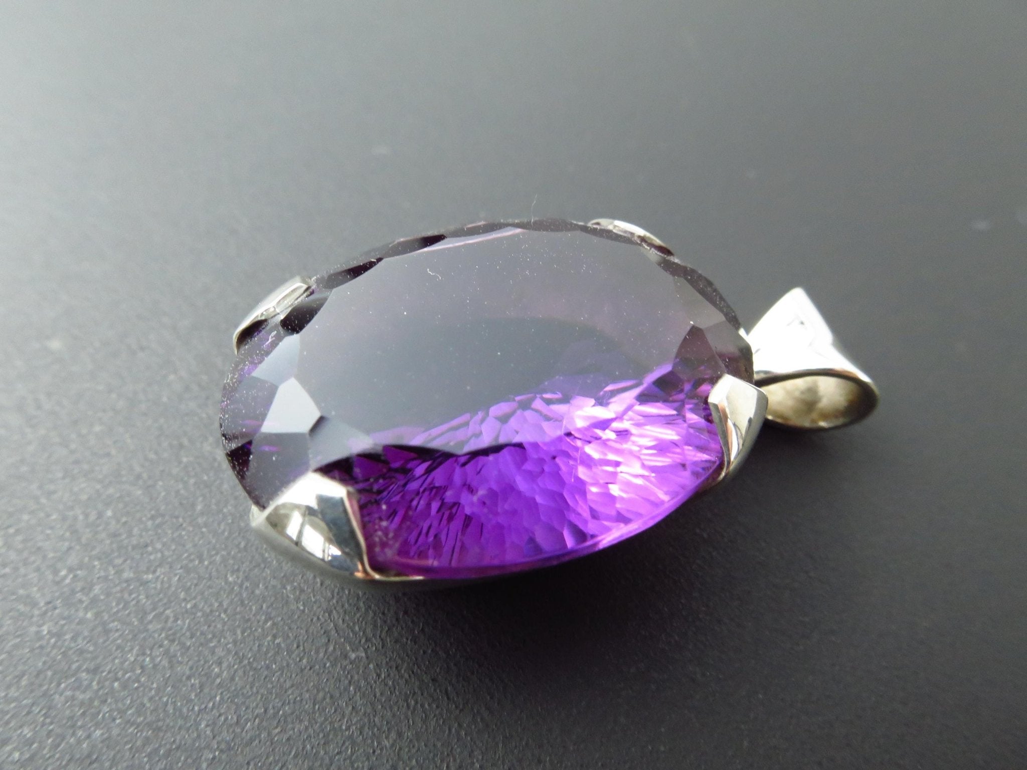 Facettierter Amethyst Anhänger mit konkavem Schliff gefasst in Sterling Silber