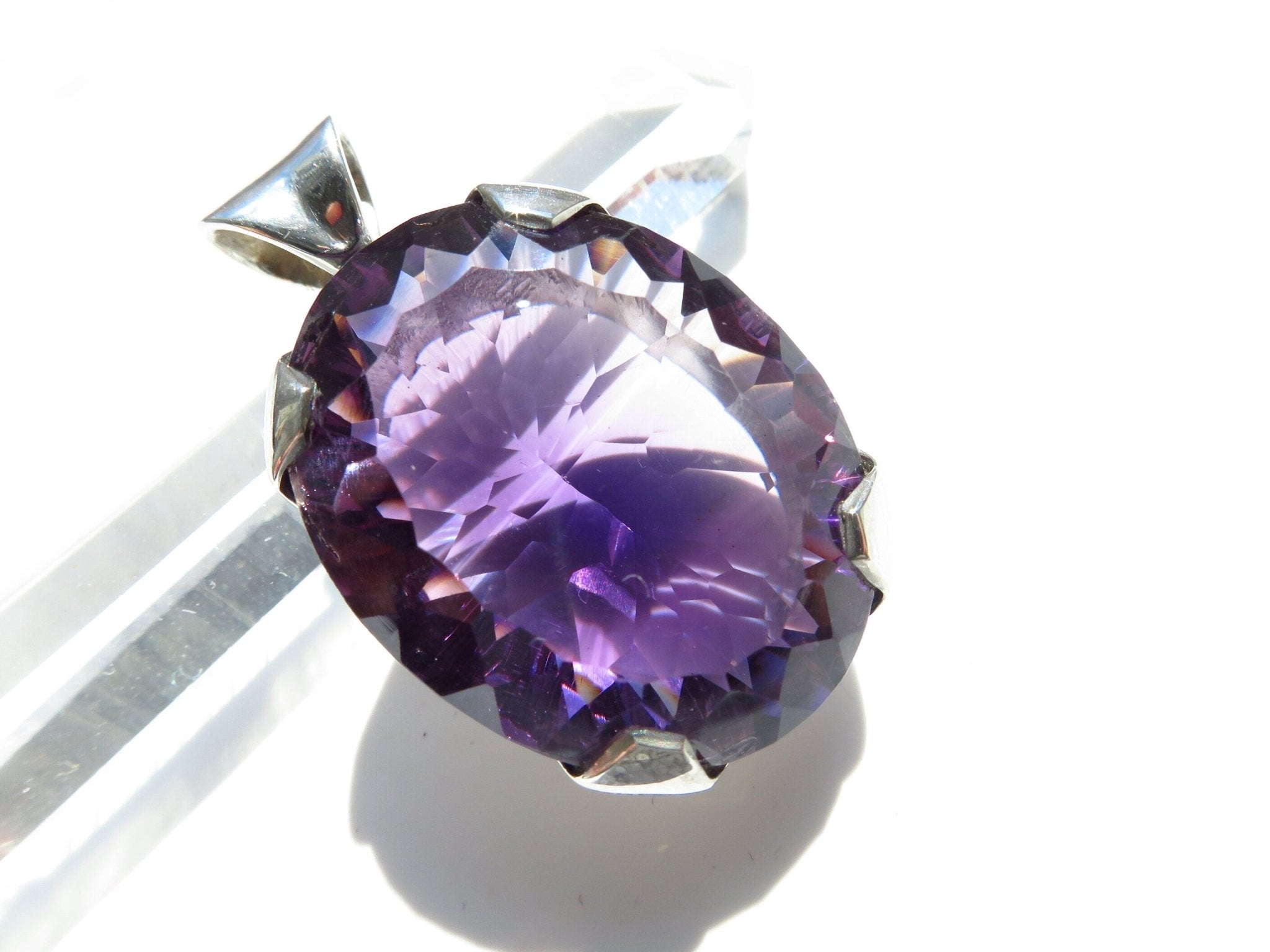 Facettierter Amethyst Anhänger mit konkavem Schliff gefasst in Sterling Silber