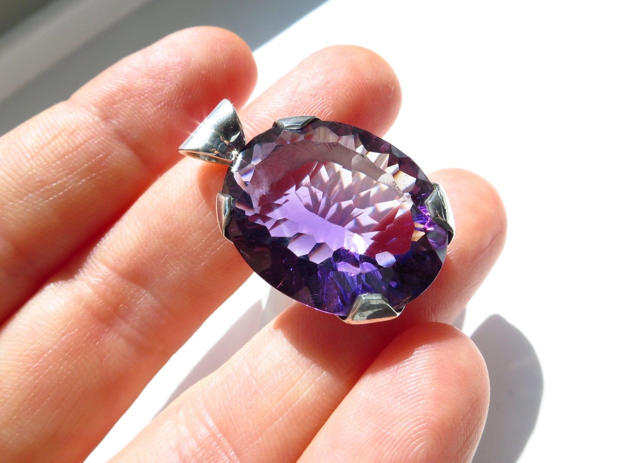 Facettierter Amethyst Anhänger mit konkavem Schliff gefasst in Sterling Silber