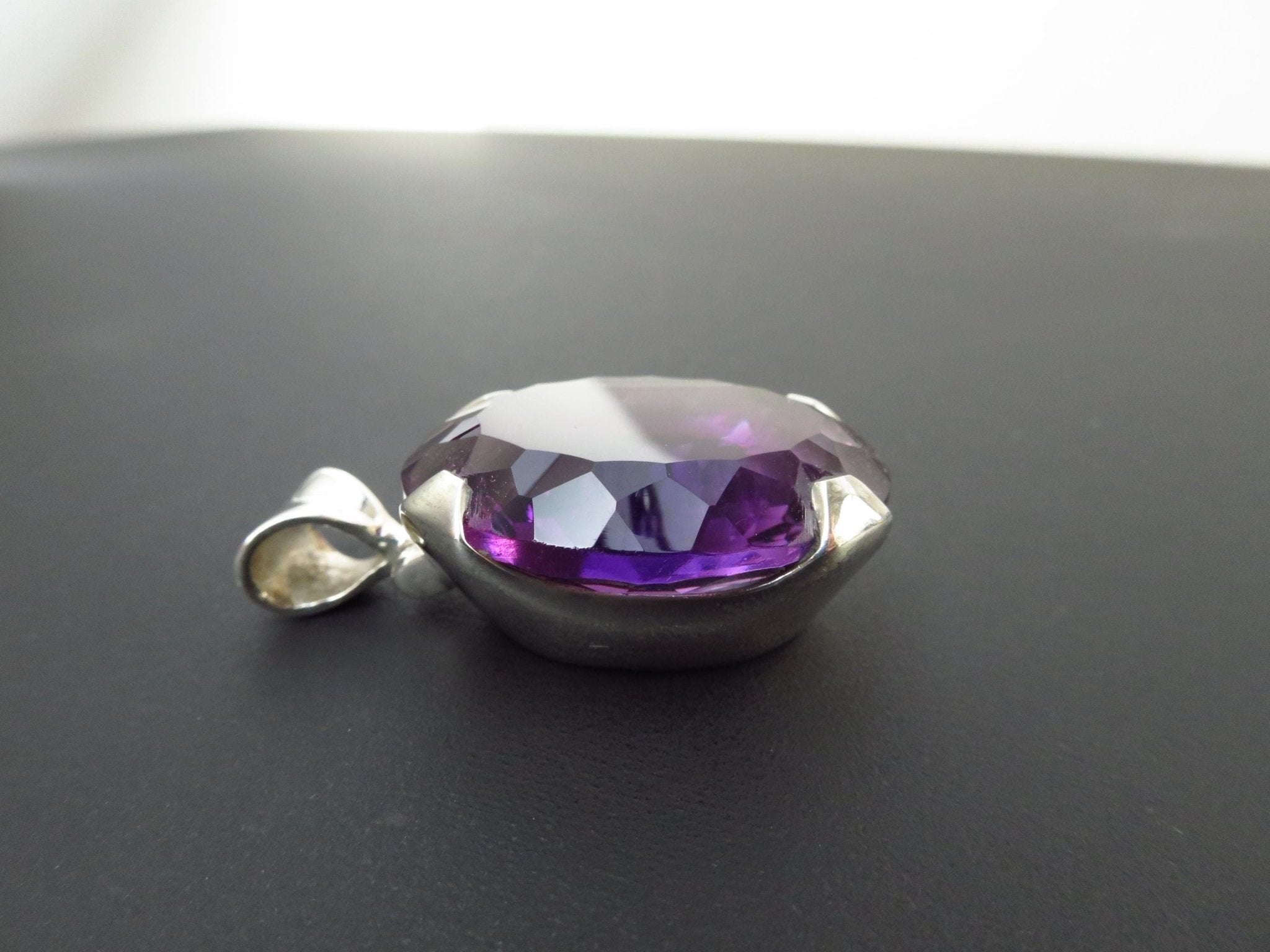 Facettierter Amethyst Anhänger mit konkavem Schliff gefasst in Sterling Silber