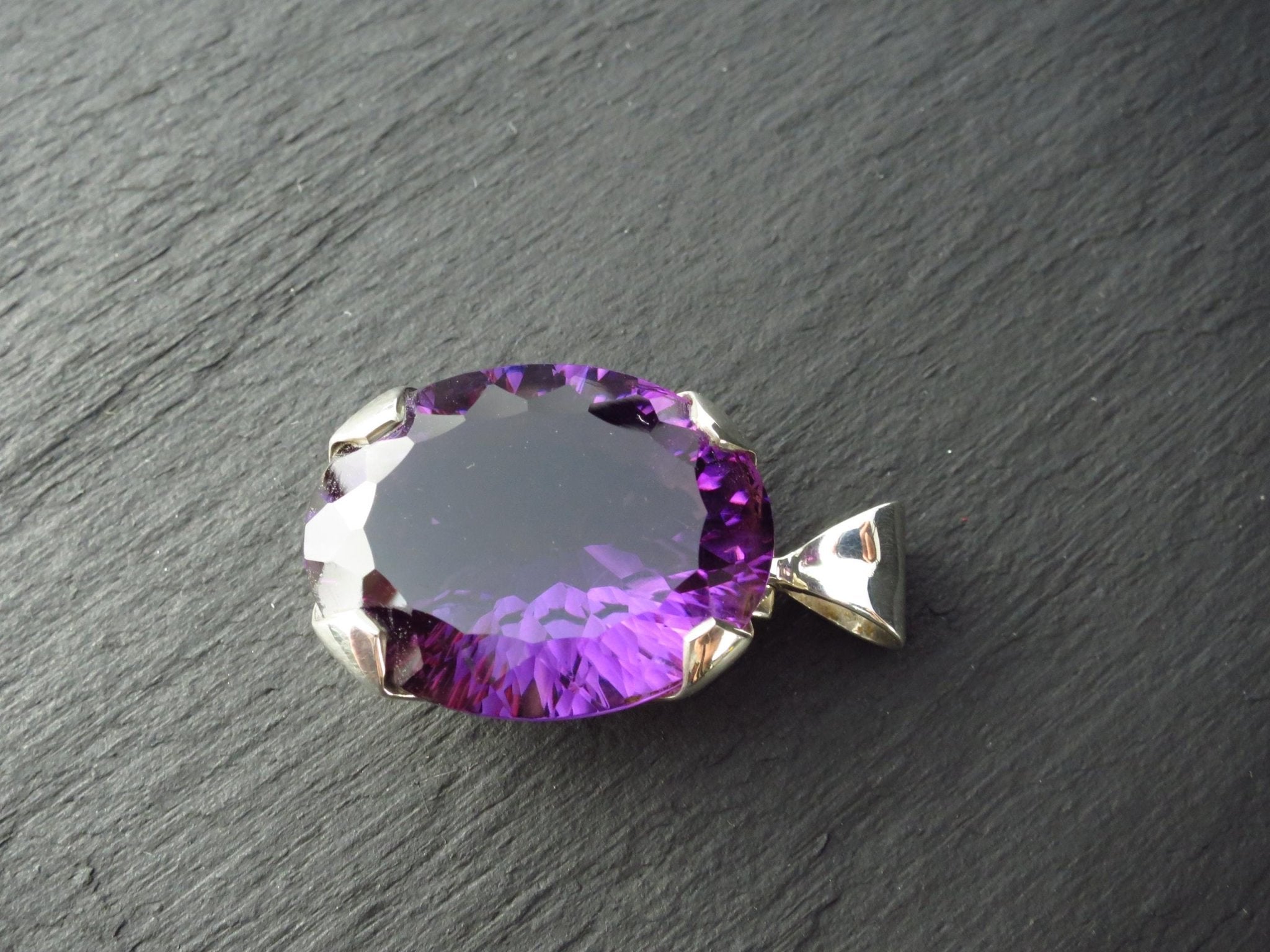 Facettierter Amethyst Anhänger mit konkavem Schliff gefasst in Sterling Silber