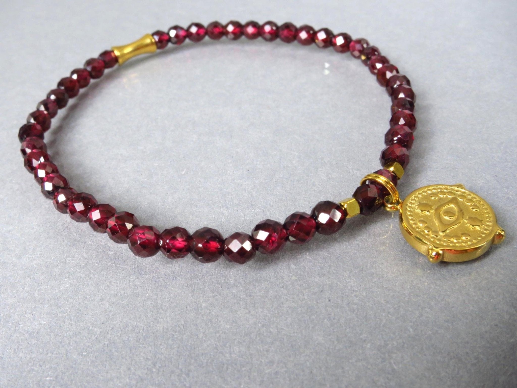 Granat Armband in rot und Gold, Stapelarmband mit Edelsteinen, bangle bracelet