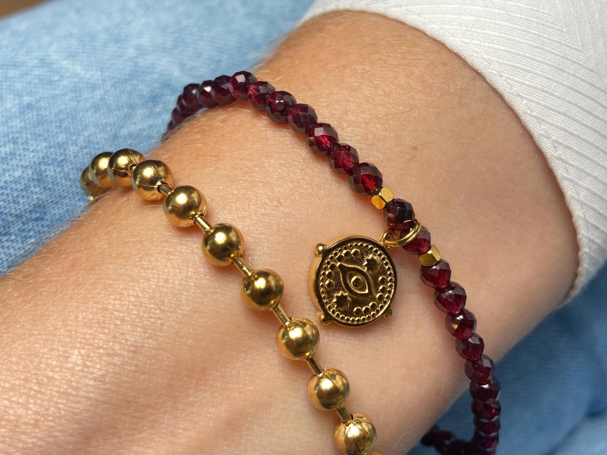 Granat Armband in rot und Gold, Stapelarmband mit Edelsteinen, bangle bracelet