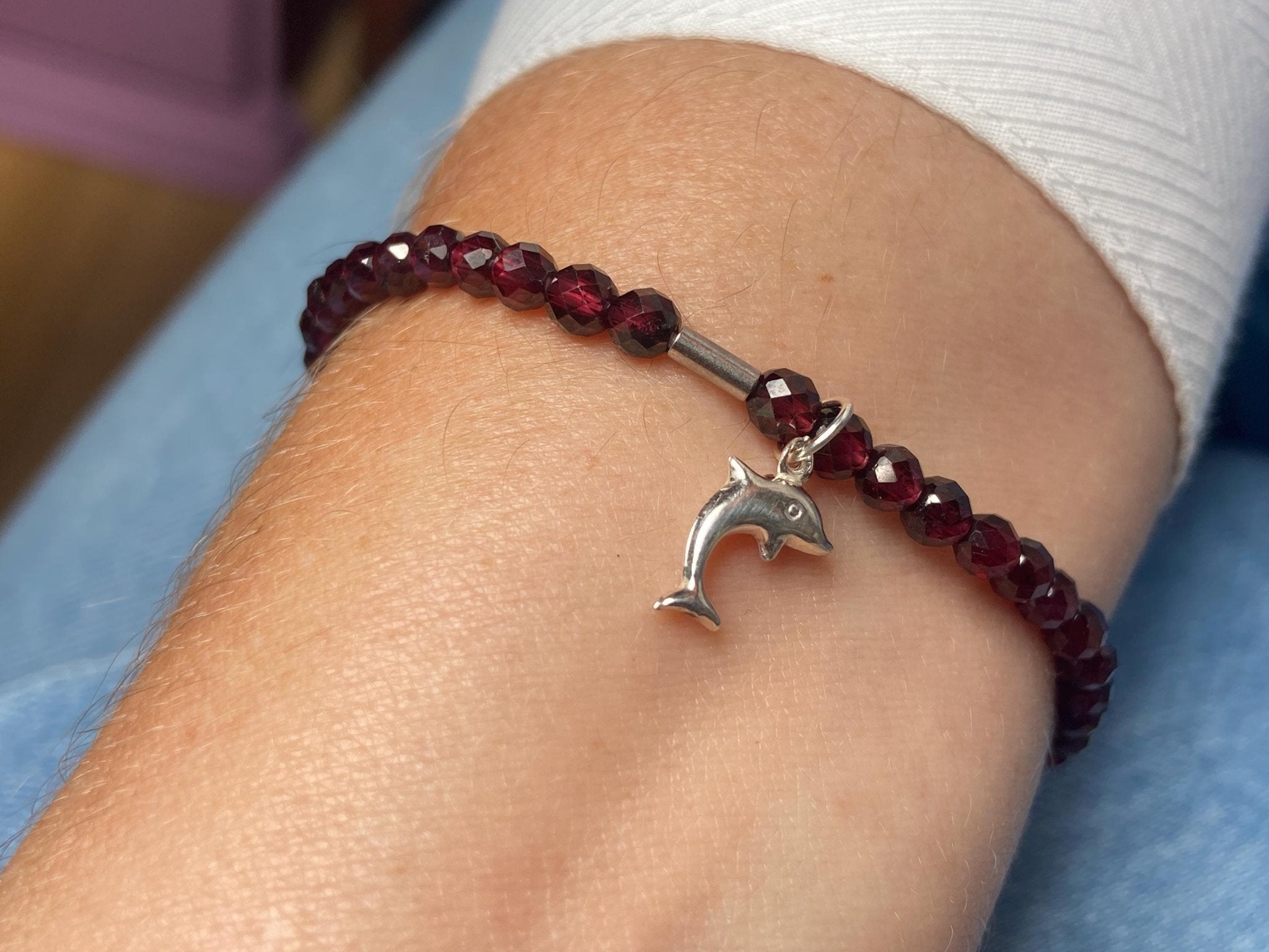 Granat Edelstein Stacking Armband Delfin und Blumen