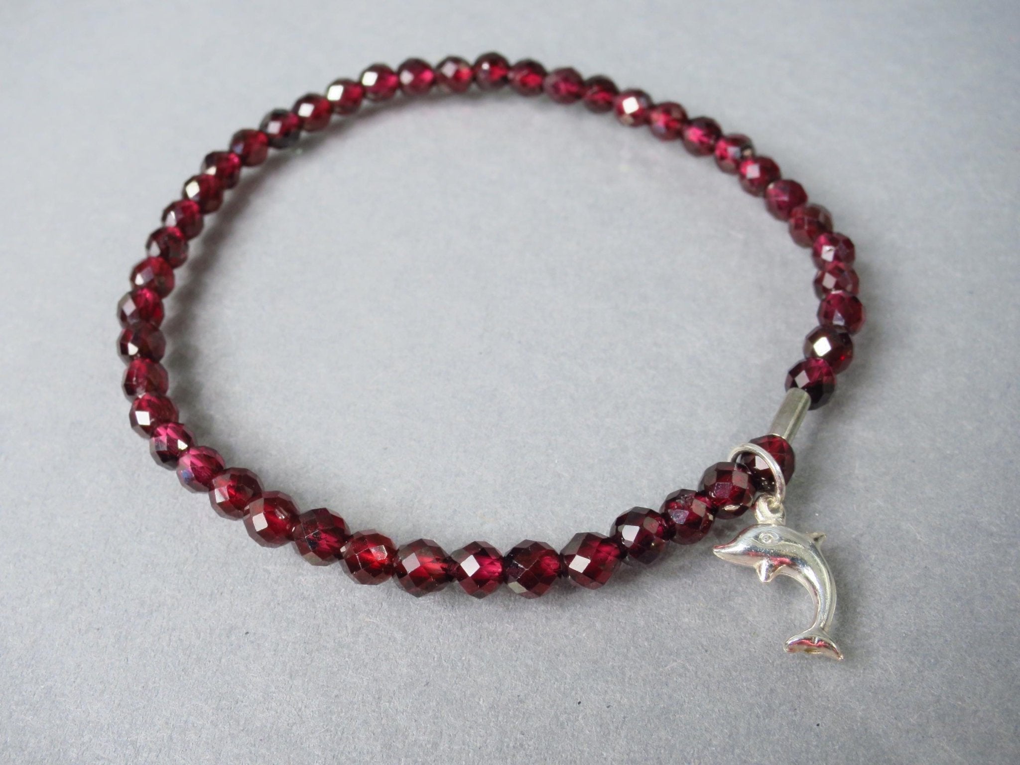 Granat Edelstein Stacking Armband Delfin und Blumen