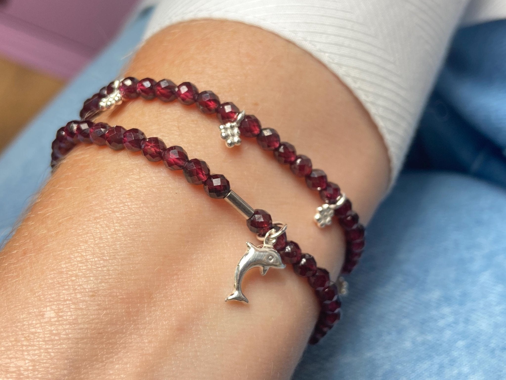 Granat Edelstein Stacking Armband Delfin und Blumen