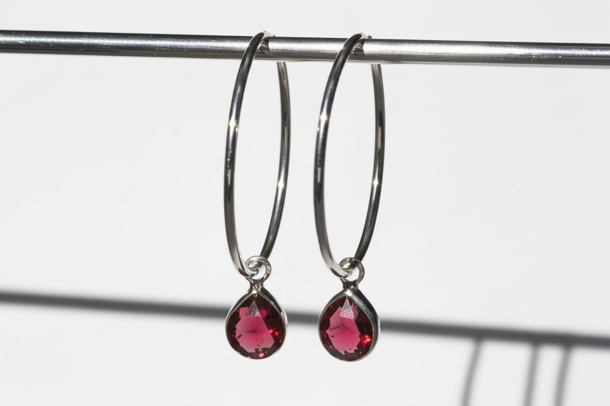 Granat Silber Creolen – elegante Ohrringe mit roten Edelsteinen