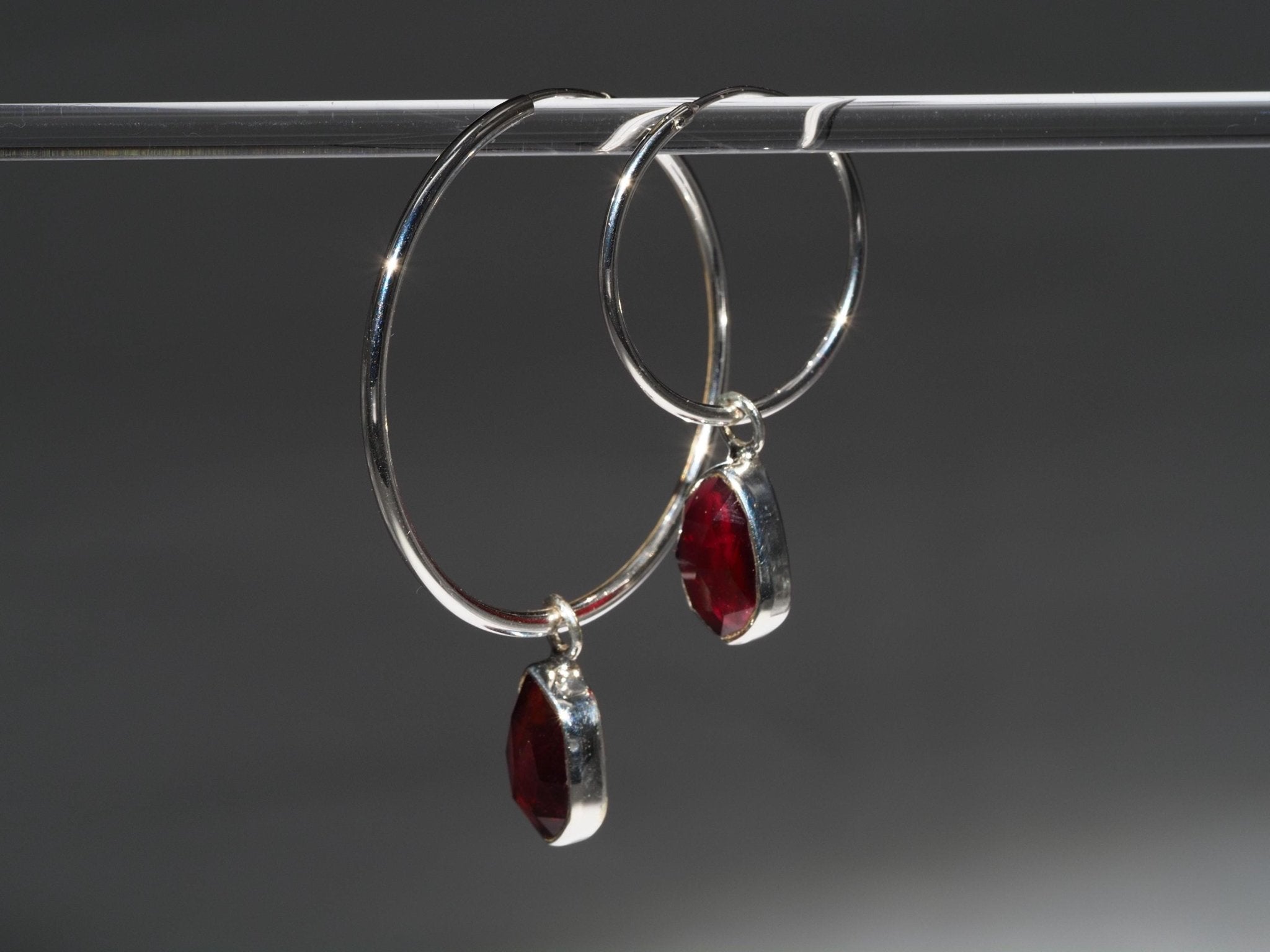 Granat Silber Creolen – elegante Ohrringe mit roten Edelsteinen