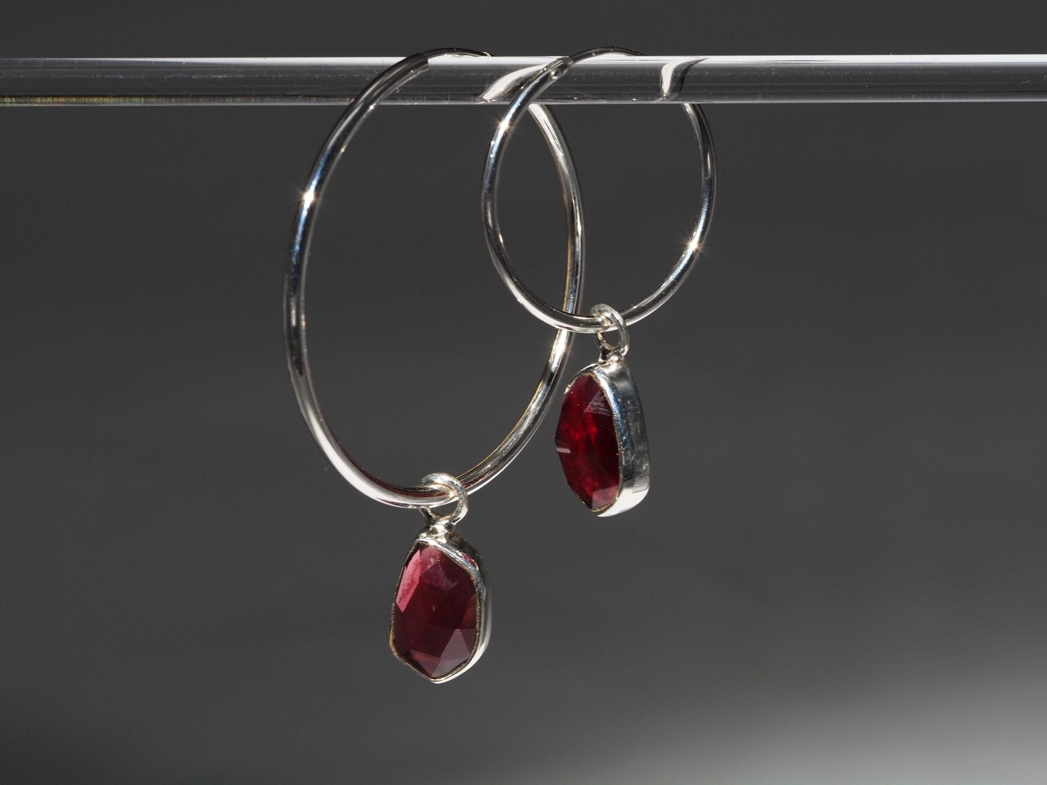 Granat Silber Creolen – elegante Ohrringe mit tiefroten Edelsteinen