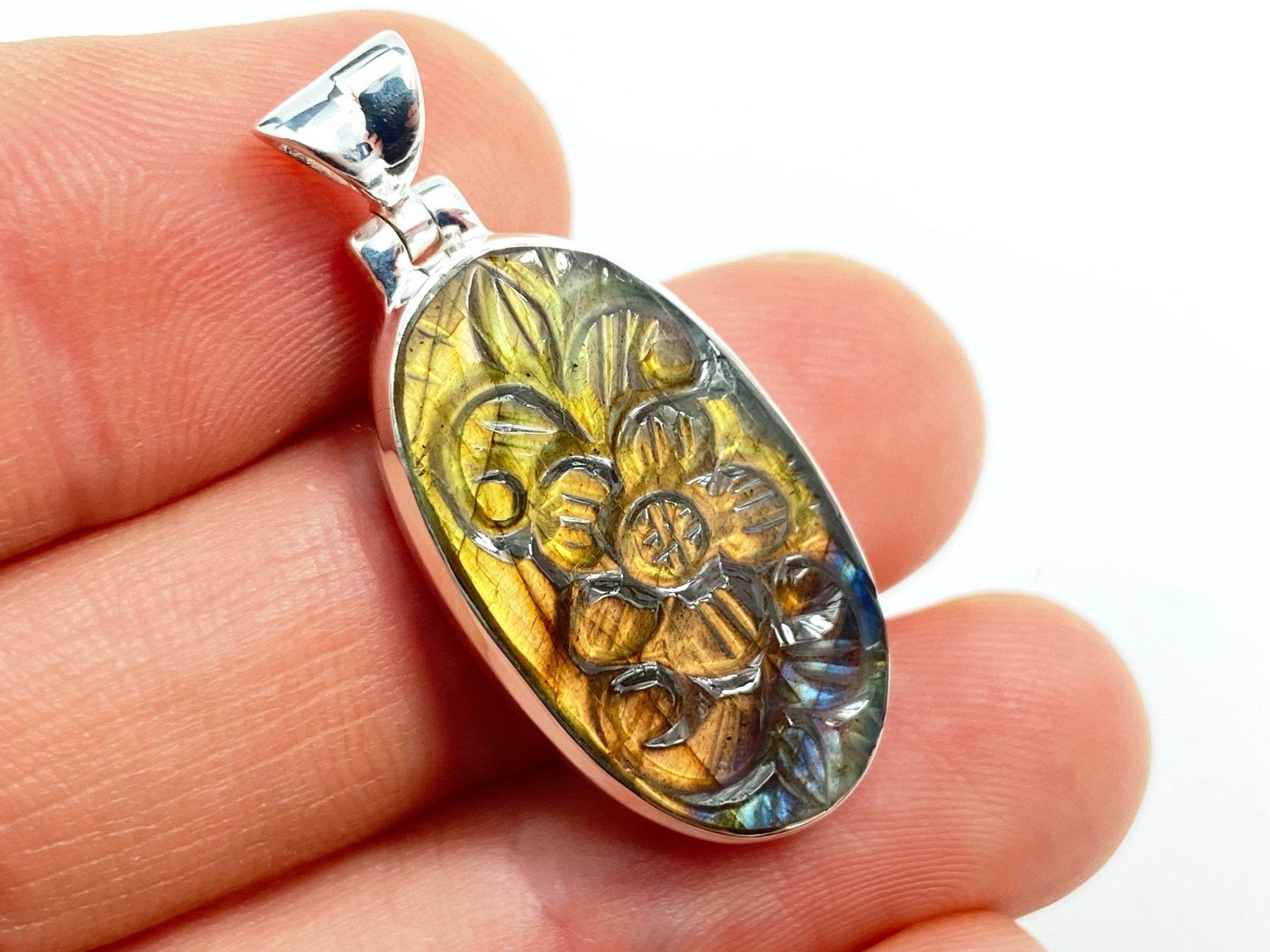 Gravierter Labradorit Anhänger mit Blume natürlich und unbehandelt in Sterling Silber