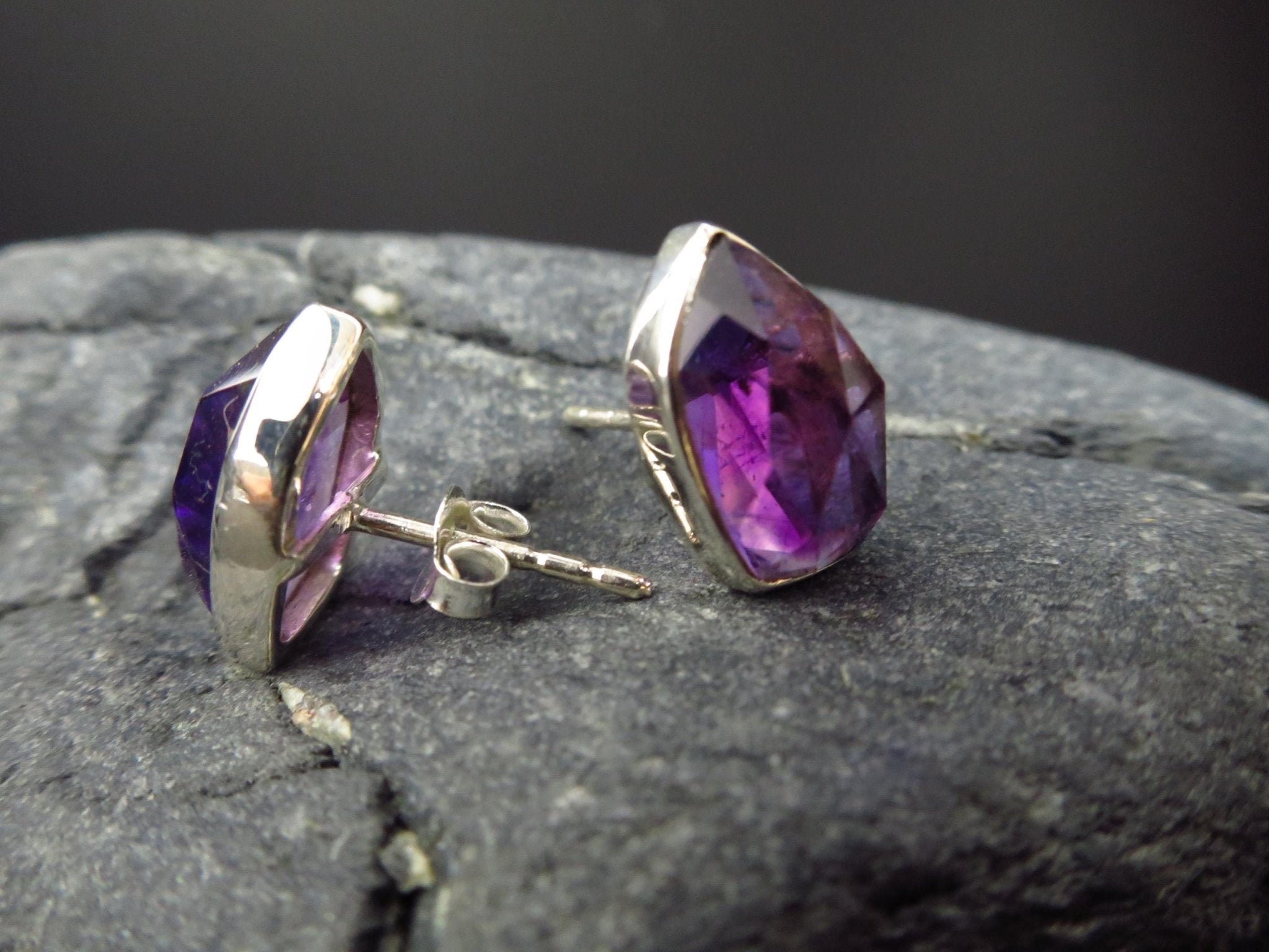 Große Rose cut lila Amethyst Ohrstecker in 925 Silber