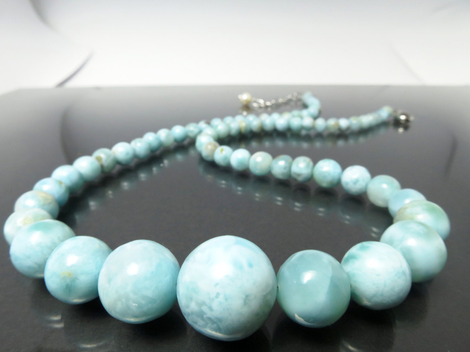 Larimar-Halskette, blaue Larimar-Perlen in Kugelform, Atlantis-Stein aus der Karibik / natürliches großes Edelstein Collier mit Silber