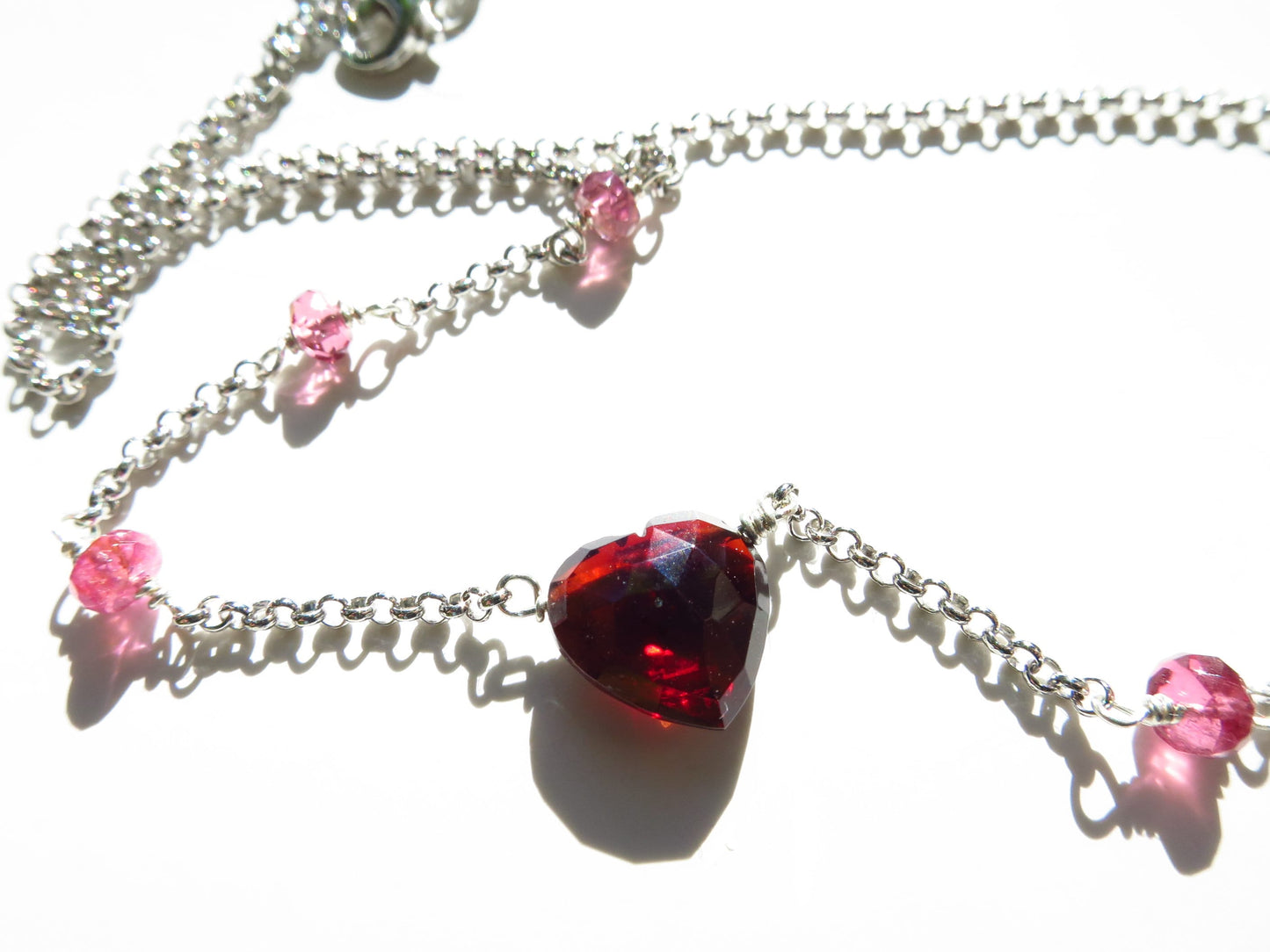 Wunderschöner Mosambik Granat in Herzform und Pink Turmalin Perlen Sterling Silber rhodiniert Kette Natur Edlesteine unbehandelt
