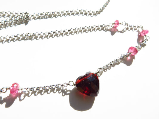 Wunderschöner Mosambik Granat in Herzform und Pink Turmalin Perlen Sterling Silber rhodiniert Kette Natur Edlesteine unbehandelt