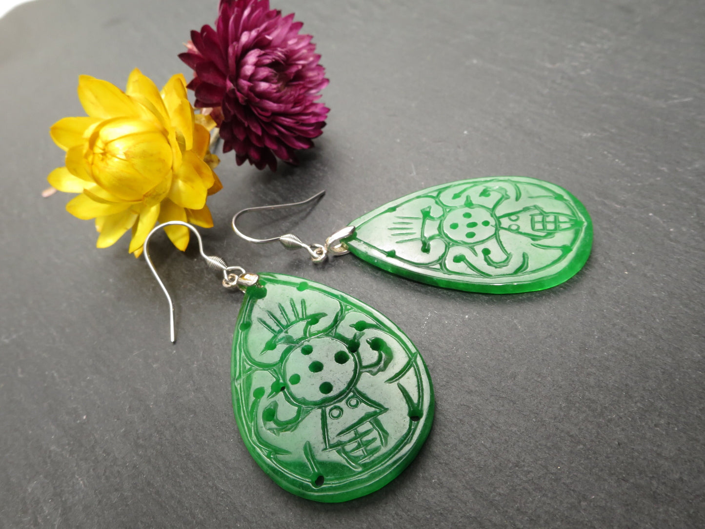 Fantastische Ohrringe aus handgravierter Jade grün Farbe Sterling Silber 925 Ohrhaken Edelstahl beidseitig aufwendig graviert