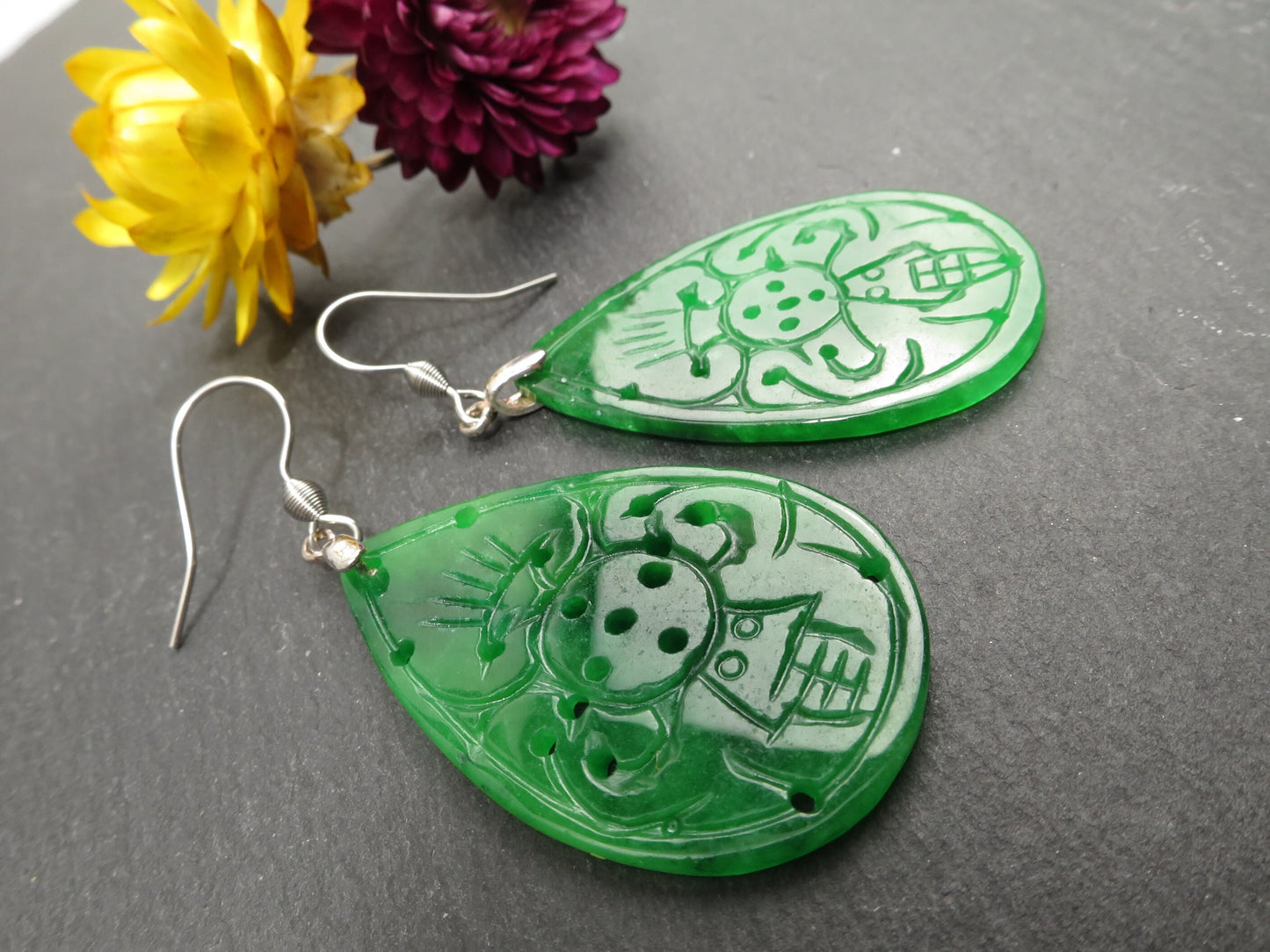 Fantastische Ohrringe aus handgravierter Jade grün Farbe Sterling Silber 925 Ohrhaken Edelstahl beidseitig aufwendig graviert