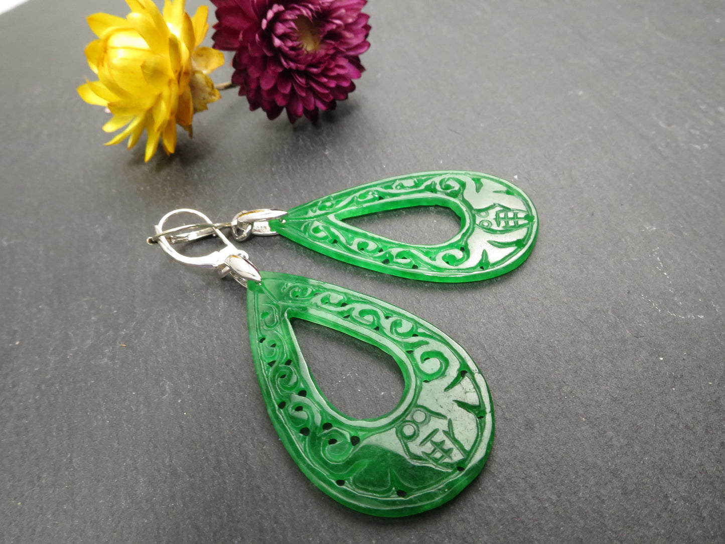Fantastische Ohrringe aus handgravierter Jade grün Farbe Sterling Silber 925 rhodiniert Ohrhaken Brisuren beidseitig aufwendig graviert