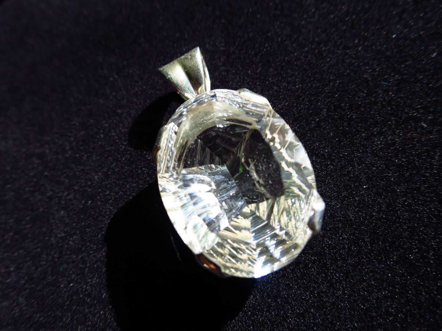 Konkav facettierter KB01 Bergkristall Anhänger Sterling Silber Fassung Natur Kristall Anhänger unbehandelt