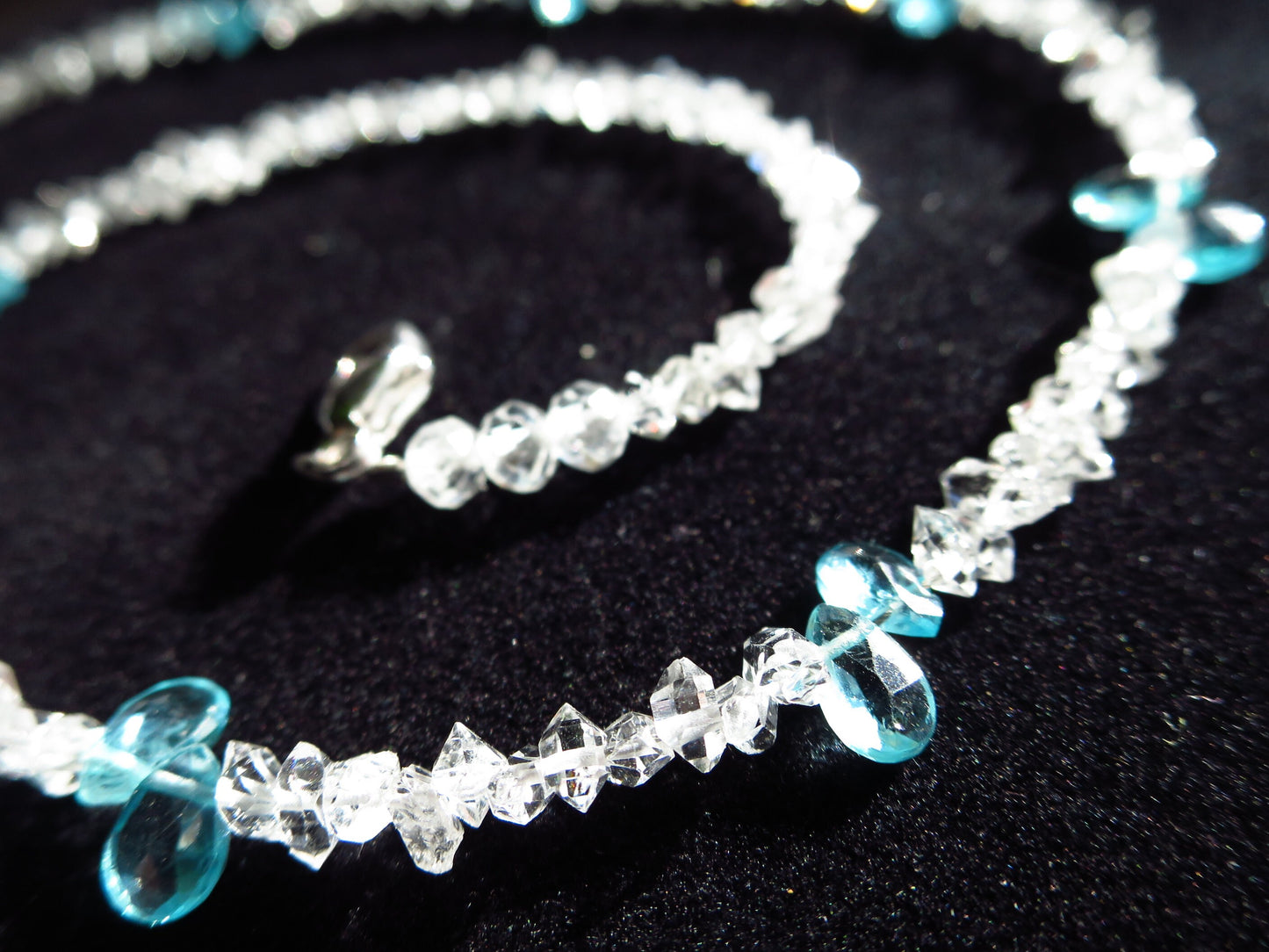 Glasklare Herkimer Diamant Kette mini Herkimer doppelender Natur Kristall aus Pakistan mit facettierten Topas Apatit Tropfen