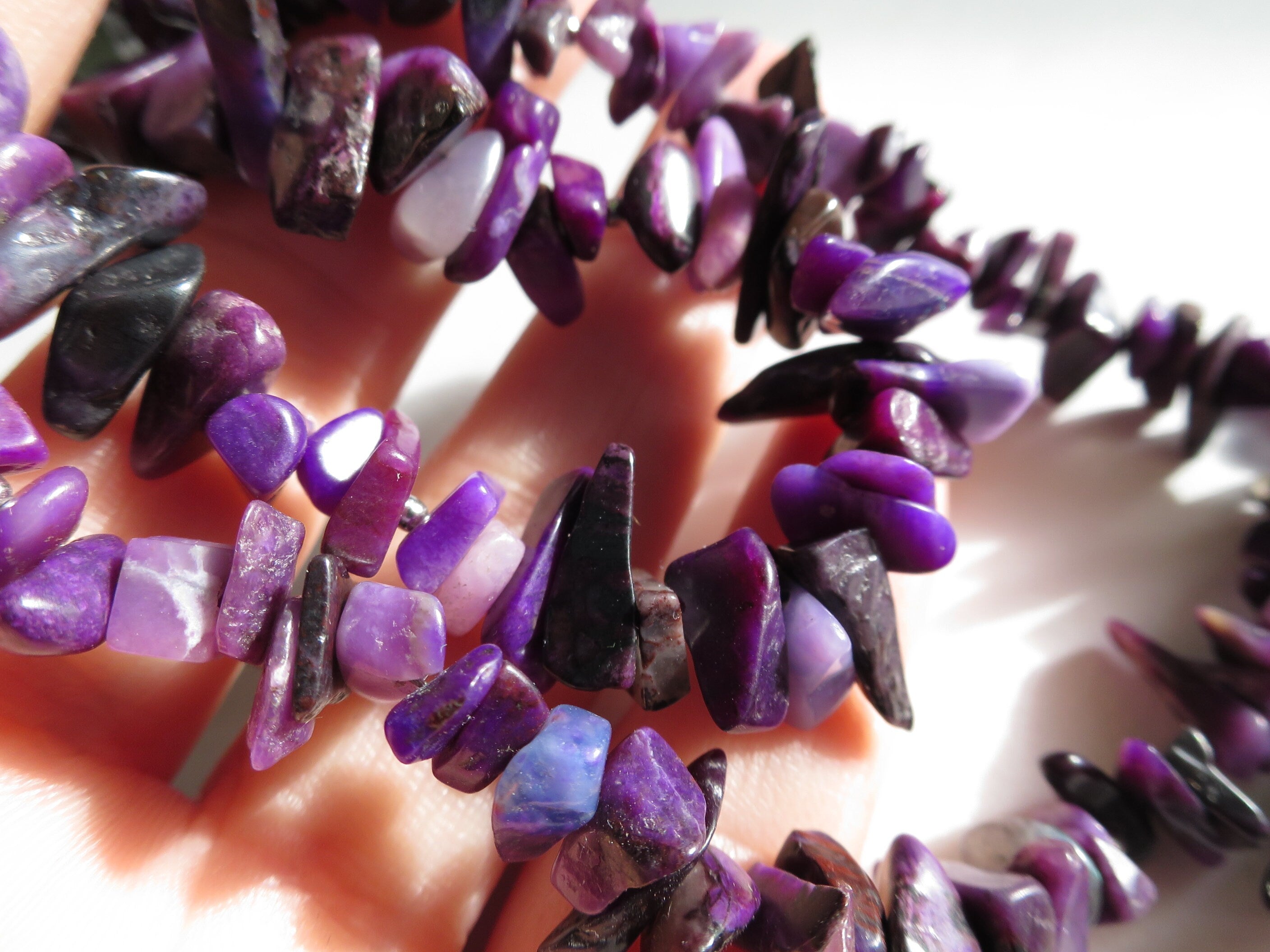 Echte Sugilith Kette Silber Verschluss Edelstein Splitter