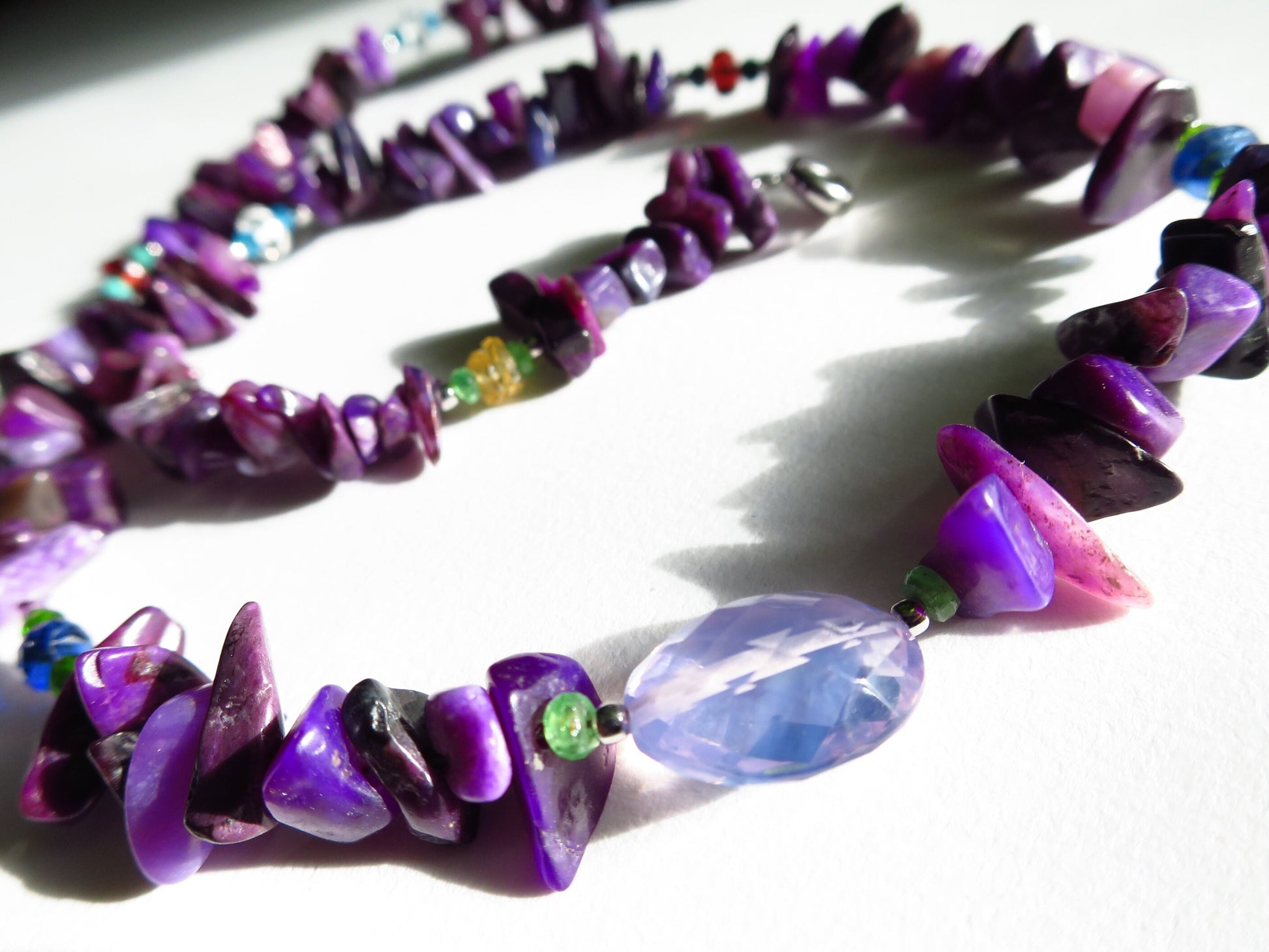 Fantastische echte SB2 Sugilite Collier Edelsteine unbehandelt nicht gefärbt/geölt intensive Farbe bunte Edelsteine Silber Verschluss