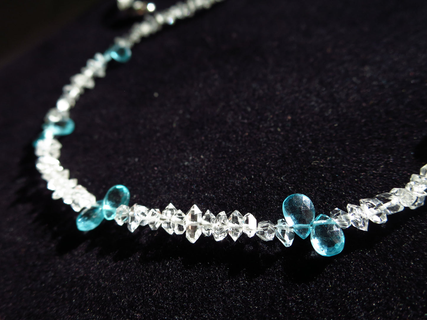 Glasklare Herkimer Diamant Kette mini Herkimer doppelender Natur Kristall aus Pakistan mit facettierten Topas Apatit Tropfen