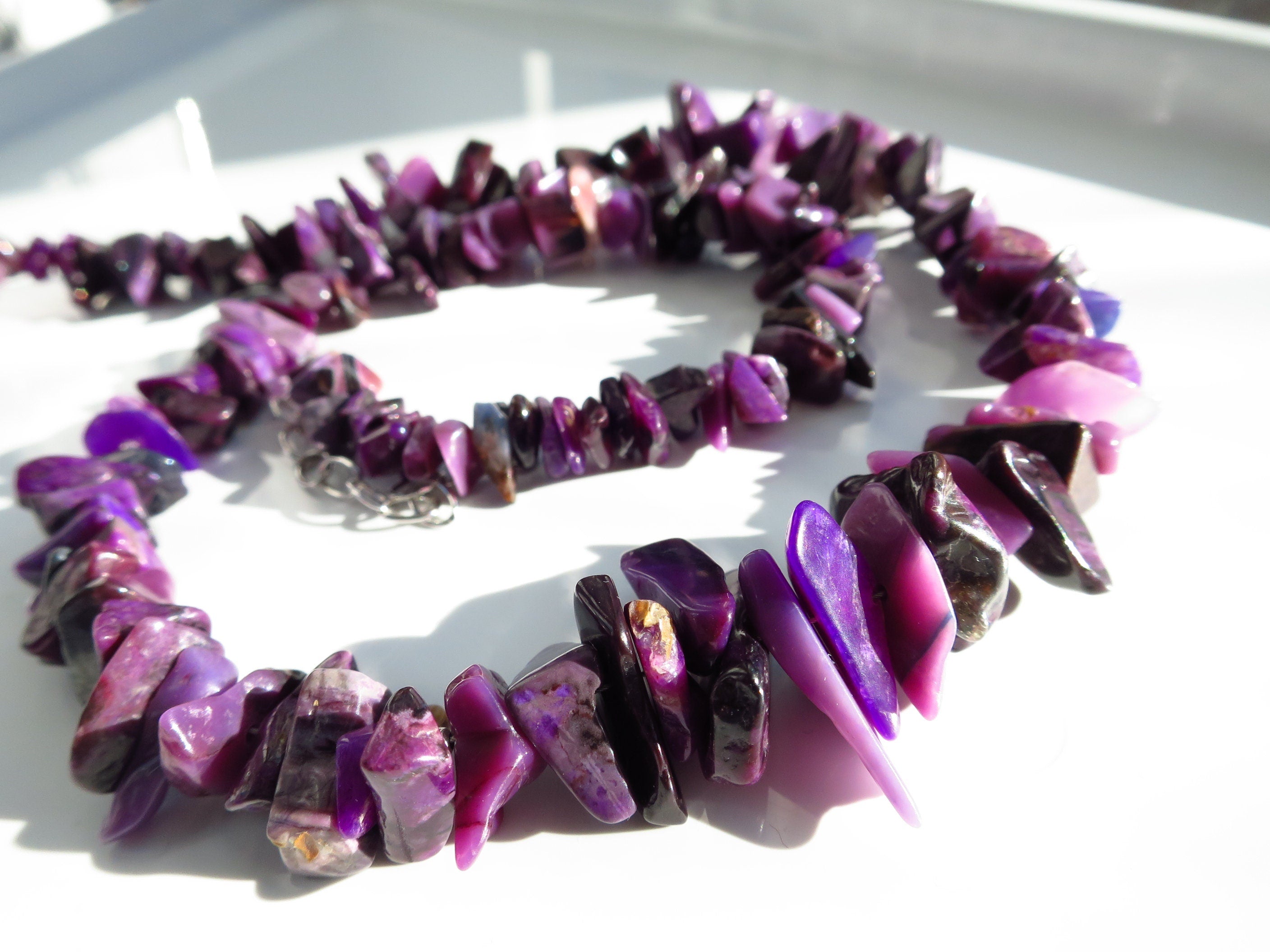 Sugilith Splitter Kette Silber unbehandelt und mit natürlicher intensiver Farbe