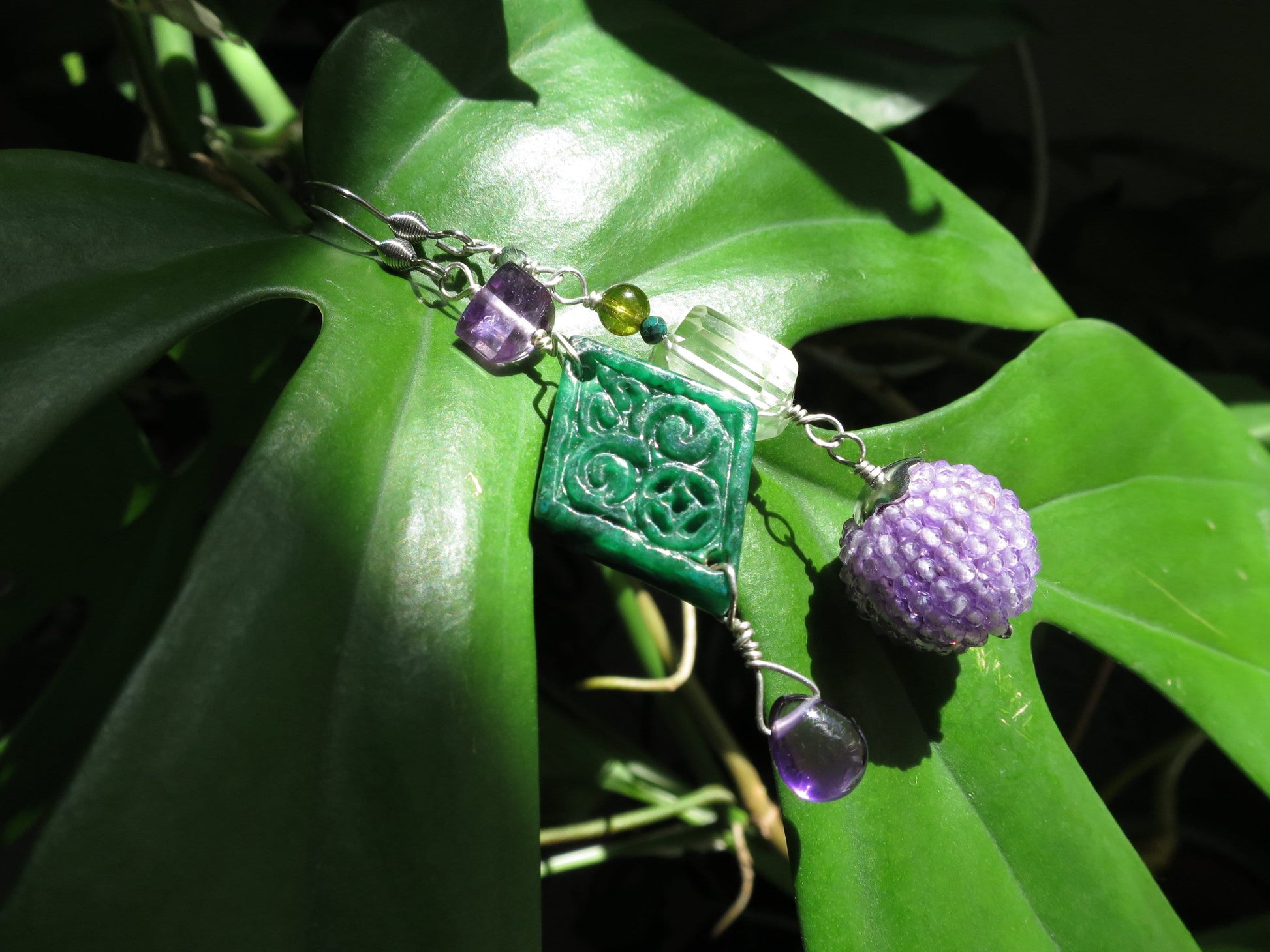 Fantastische Ohrringe aus handgravierter Jade grün Farbe Edelstahl Ohrhaken Edelstahl beidseitig aufwendig graviert