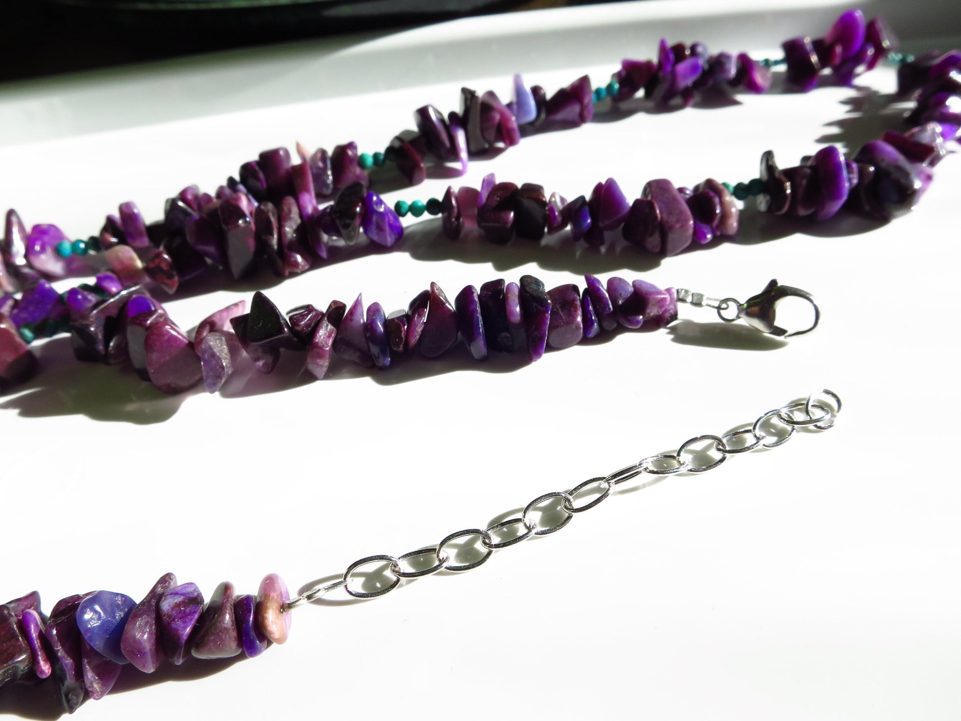 Lange Fantastische SSP112 echte Sugilite Collier Edelsteine unbehandelt nicht gefärbt/geölt intensive Farbe Länge Sterling Verschluss