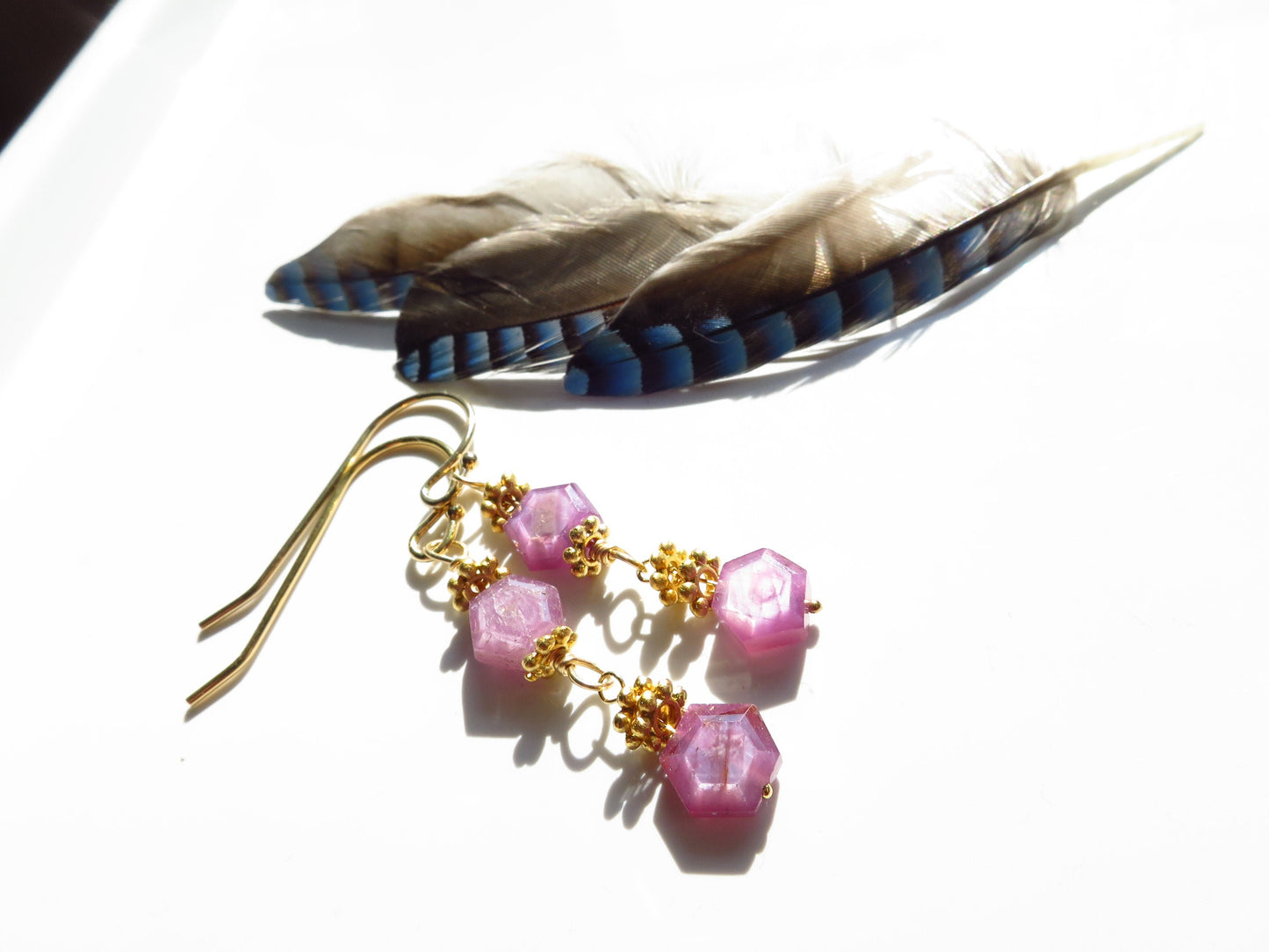 Natürliche Rubinperlen, facettierte Perlen, Edelstein-Ohrringe, Ohrhaken, goldgefüllte bunte natürliche Edelstein-Ohrringe, handgefertigt