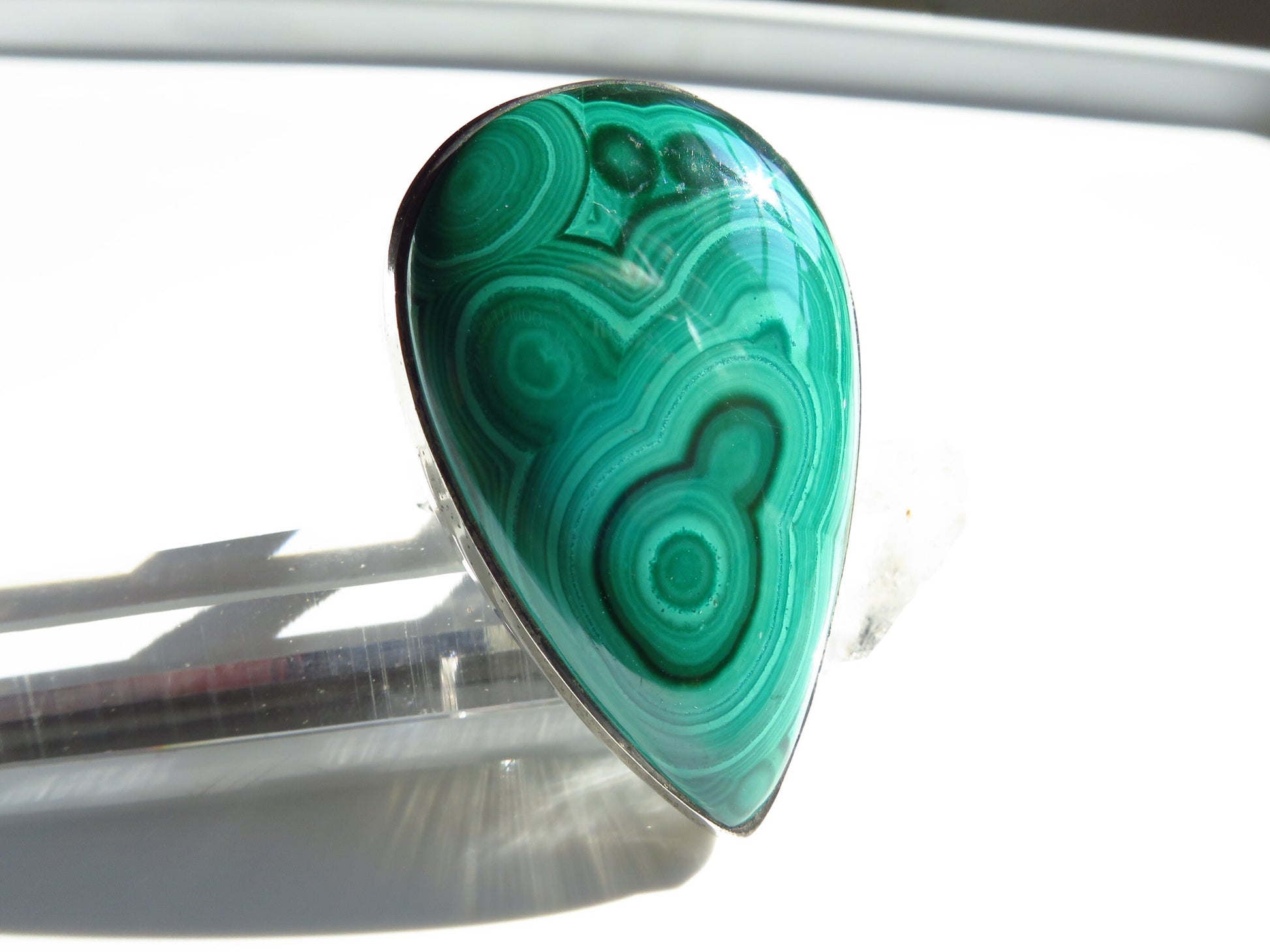 Malachit-Ring in Sterlingsilberfassung / Natürlicher grüner Stein / Größe 8, natürlicher Edelstein mit wunderschönem Muster