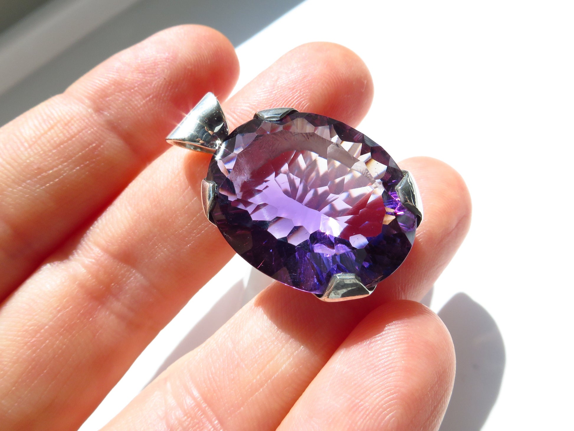 Facettierter Amethyst-Anhänger mit konkavem Schliff, gefasst in 925er-Sterlingsilber, violetter Amethyst, natürlicher Edelstein-Anhänger