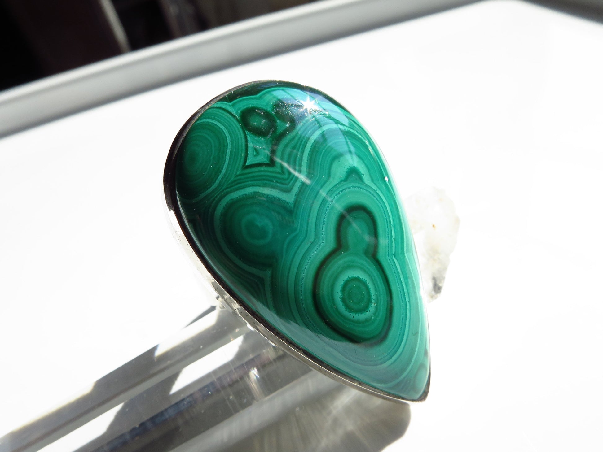 Malachit-Ring in Sterlingsilberfassung / Natürlicher grüner Stein / Größe 8, natürlicher Edelstein mit wunderschönem Muster