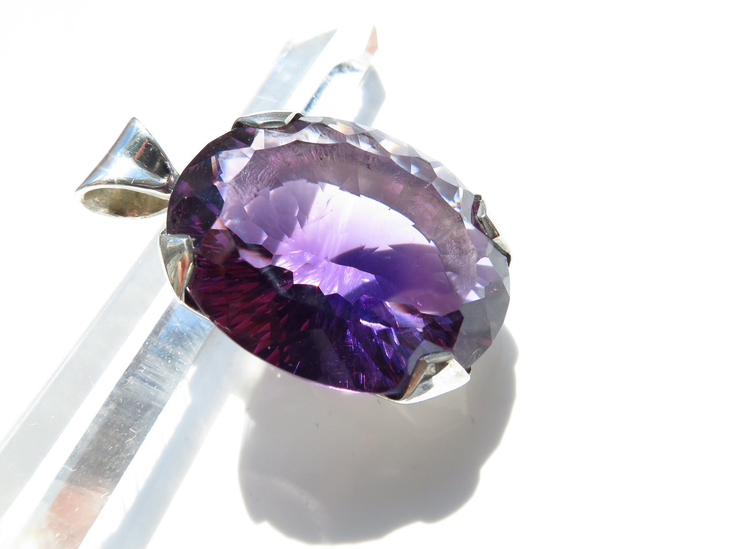 Facettierter Amethyst-Anhänger mit konkavem Schliff, gefasst in 925er-Sterlingsilber, violetter Amethyst, natürlicher Edelstein-Anhänger