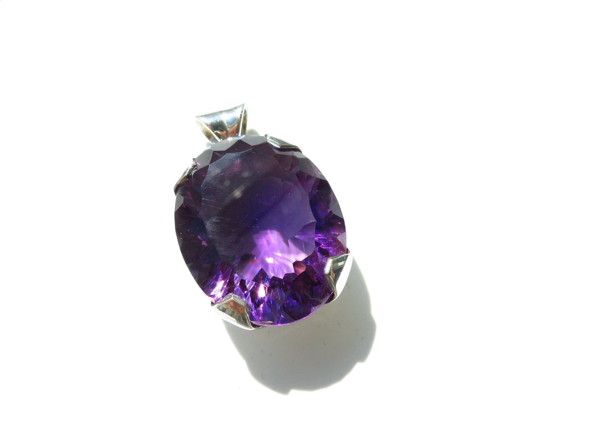 Facettierter Amethyst-Anhänger mit konkavem Schliff, gefasst in 925er-Sterlingsilber, violetter Amethyst, natürlicher Edelstein-Anhänger