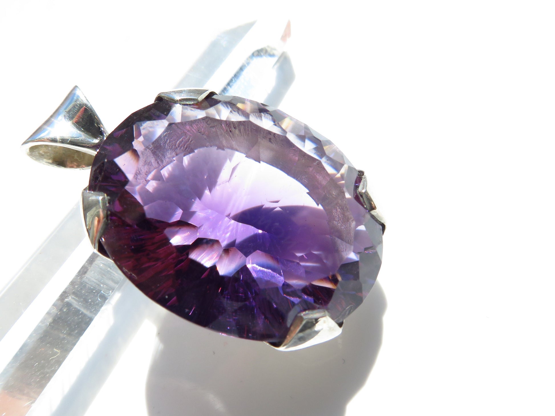 Facettierter Amethyst-Anhänger mit konkavem Schliff, gefasst in 925er-Sterlingsilber, violetter Amethyst, natürlicher Edelstein-Anhänger