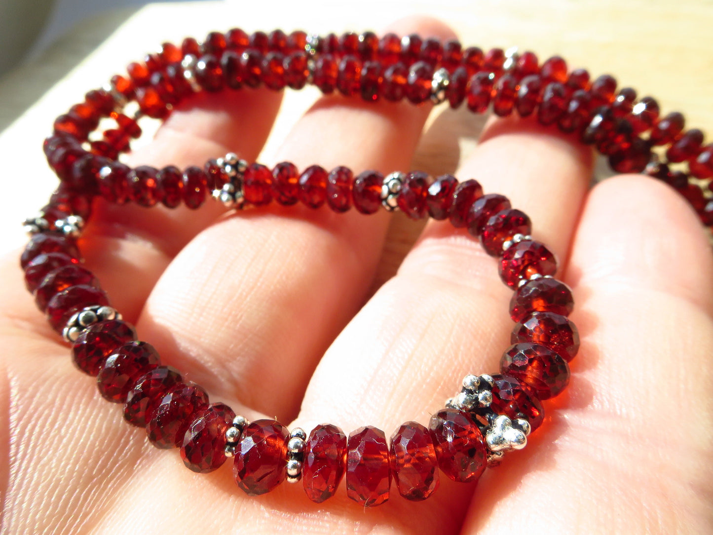 Fantastische Mosambik-Granat-Halskette, rotes Edelstein-Collier aus 925er Sterlingsilber, facettierte Perlen, natürliche Edelsteine