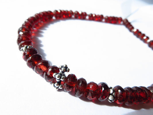 Fantastisches Mosambik-Granat-Armband, roter Edelstein, 925er Sterlingsilber, facettierte Perlen, natürliche Edelsteine