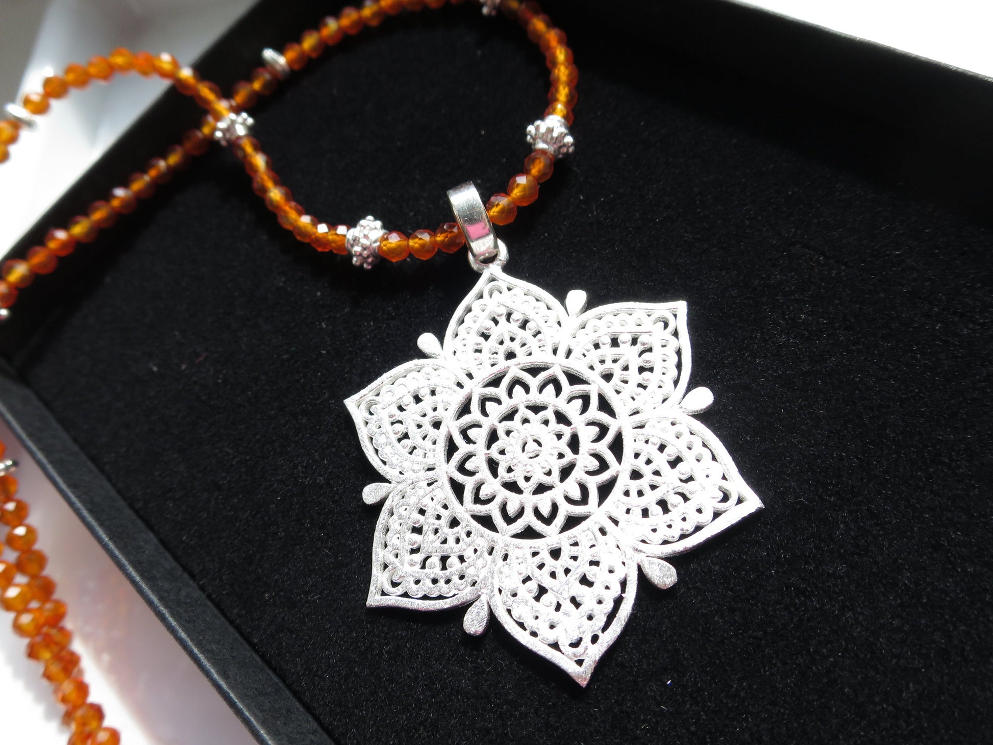 Silber Mandala Collier Orange Karneol Kette leuchtend facettierter Karneol 925 Sterling Silber Mandala Anhänger Blume