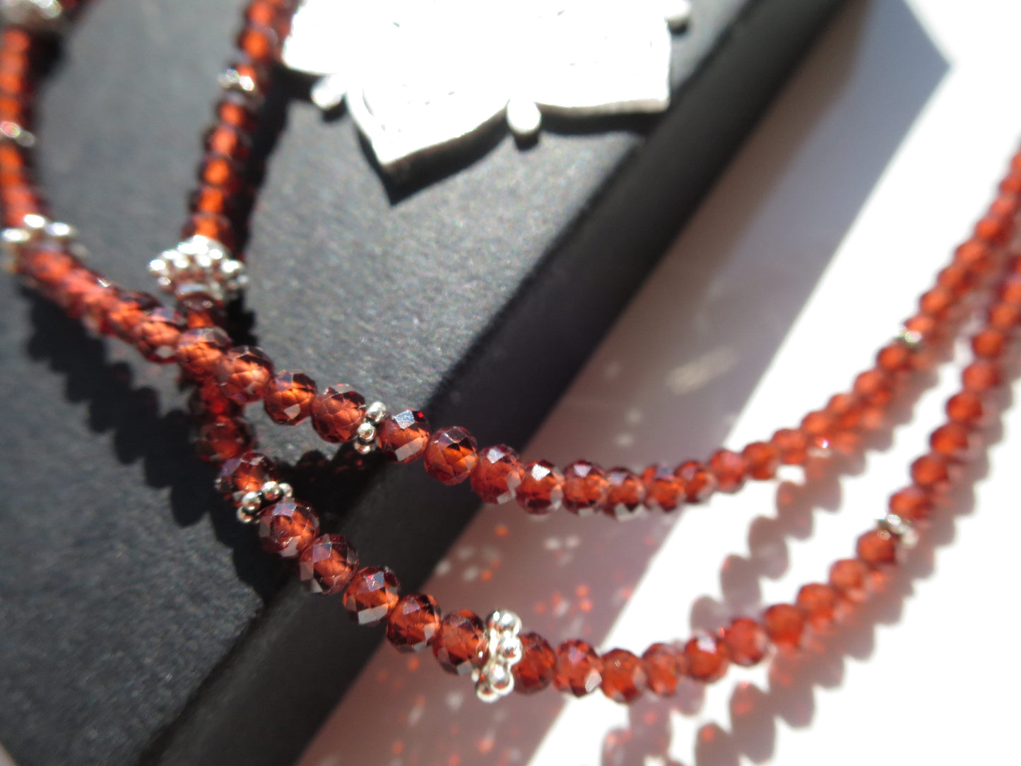 Silberne Mandala-Halskette mit natürlichem Granat, facettierte Perlen, rote Granat-Halskette, 